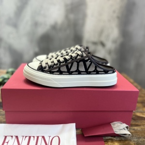 Brown Pattern Lace-Up Sneakers