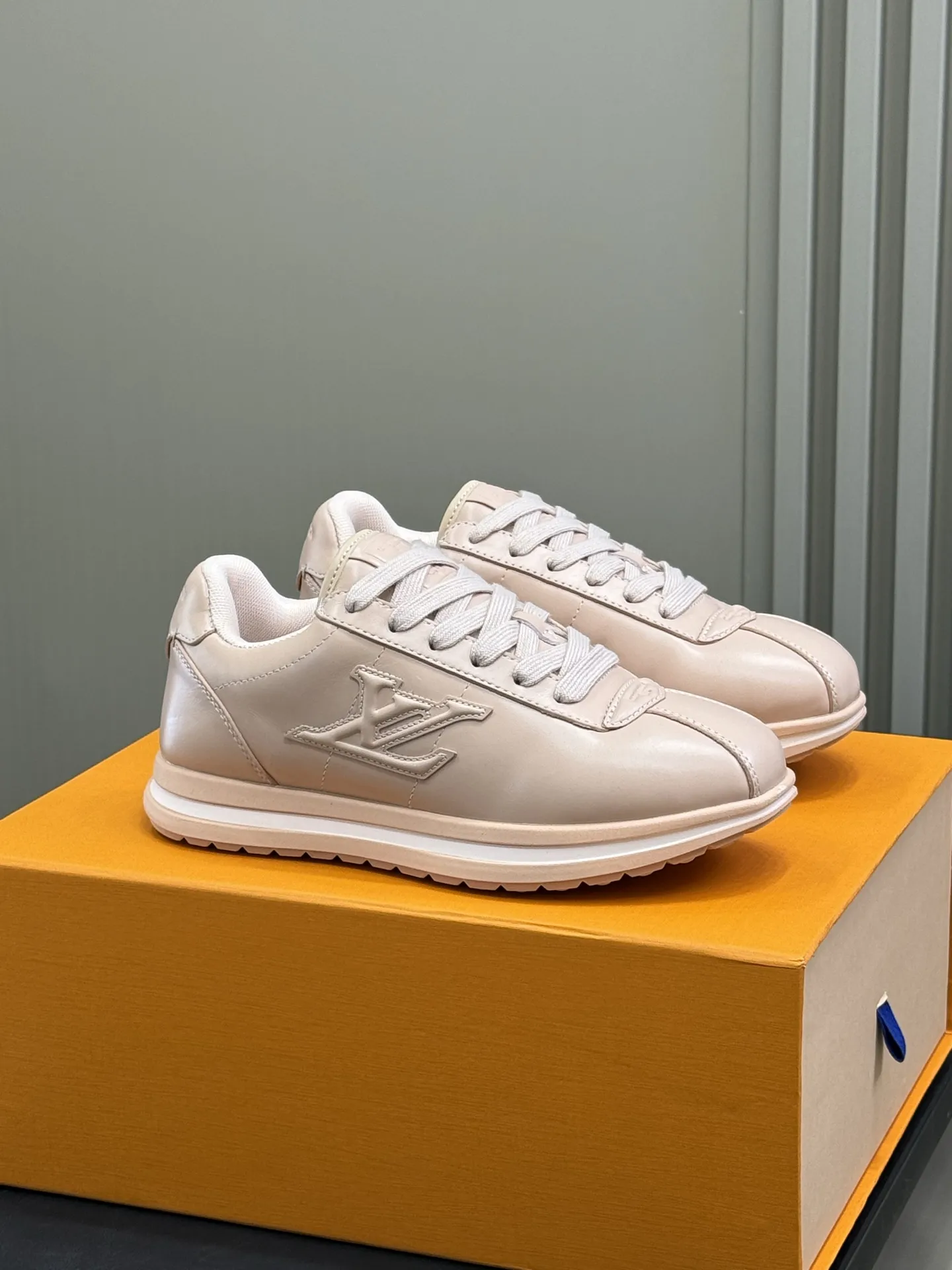 Louis Vuitton Buttersoft ベージュスニーカー