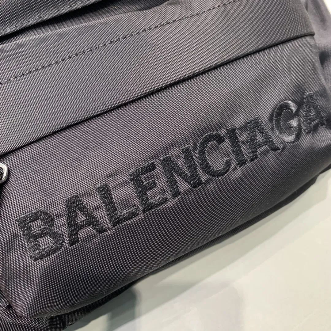 BALENCIAGA ブラック刺繍ロゴウエストポーチ - 画像 (6)