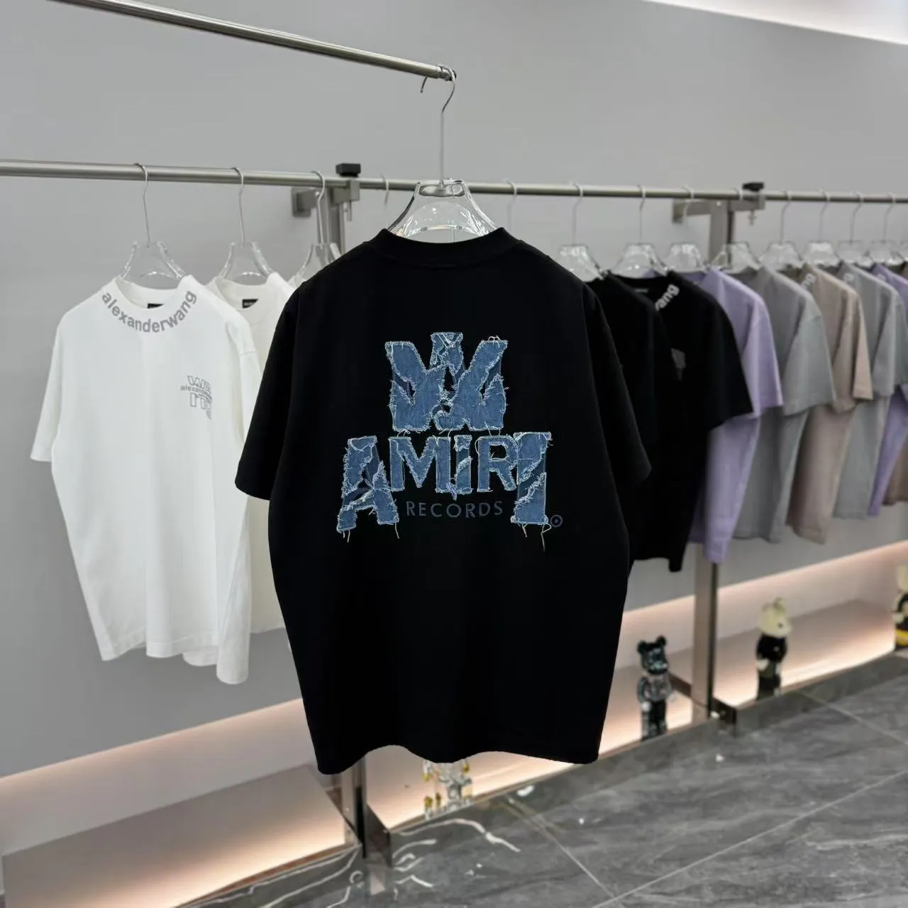 AMIRI新作黒半袖Tシャツ刺繍デザイン