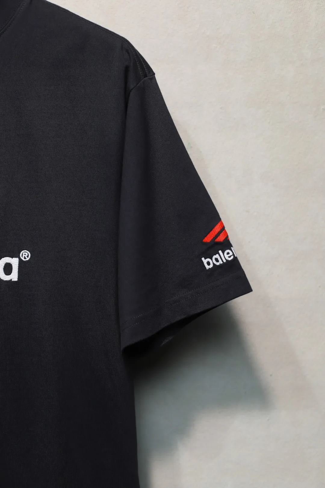 BALENCIAGA ブラックロゴ刺繍Tシャツ - 画像 (8)