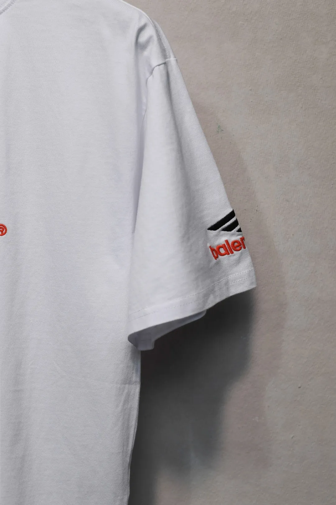BALENCIAGA ホワイト ロゴ刺繍Tシャツ - 画像 (8)