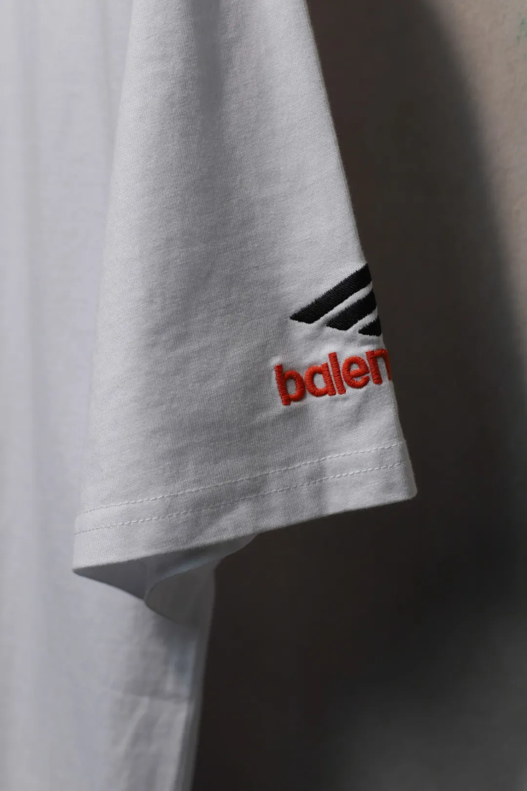 BALENCIAGA ホワイト ロゴ刺繍Tシャツ - 画像 (9)