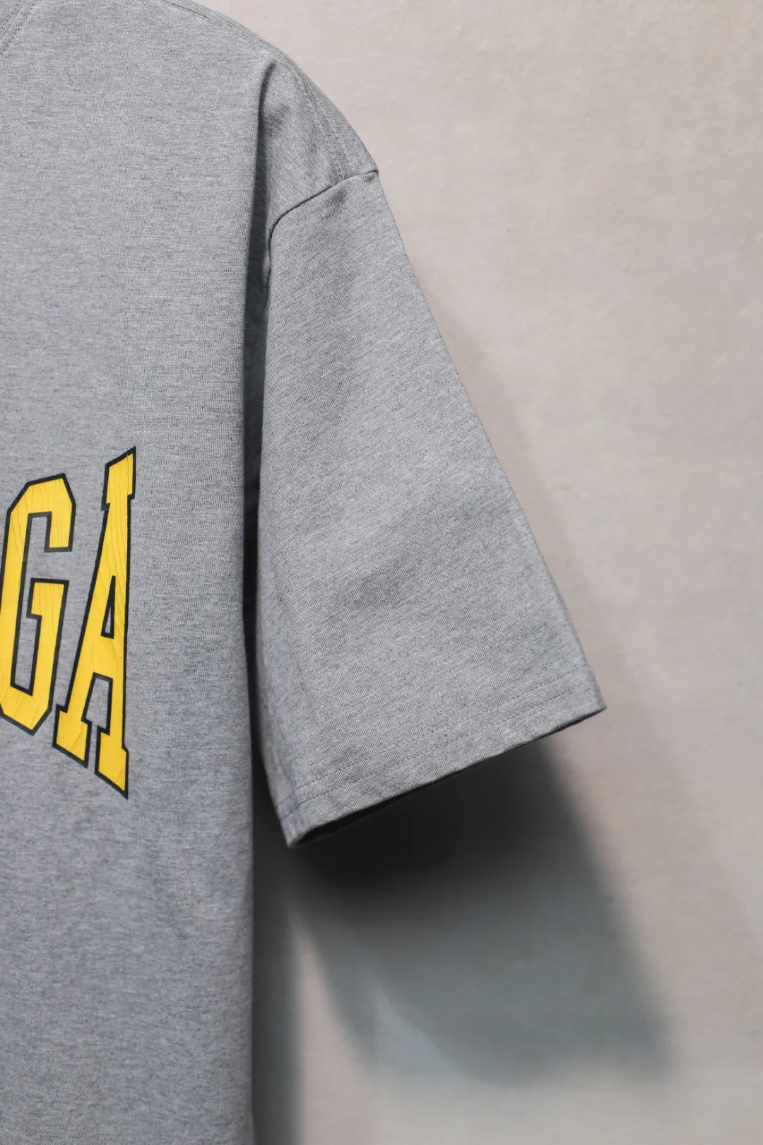 BALENCIAGA グレー 裂け目ロゴTシャツ - 画像 (8)