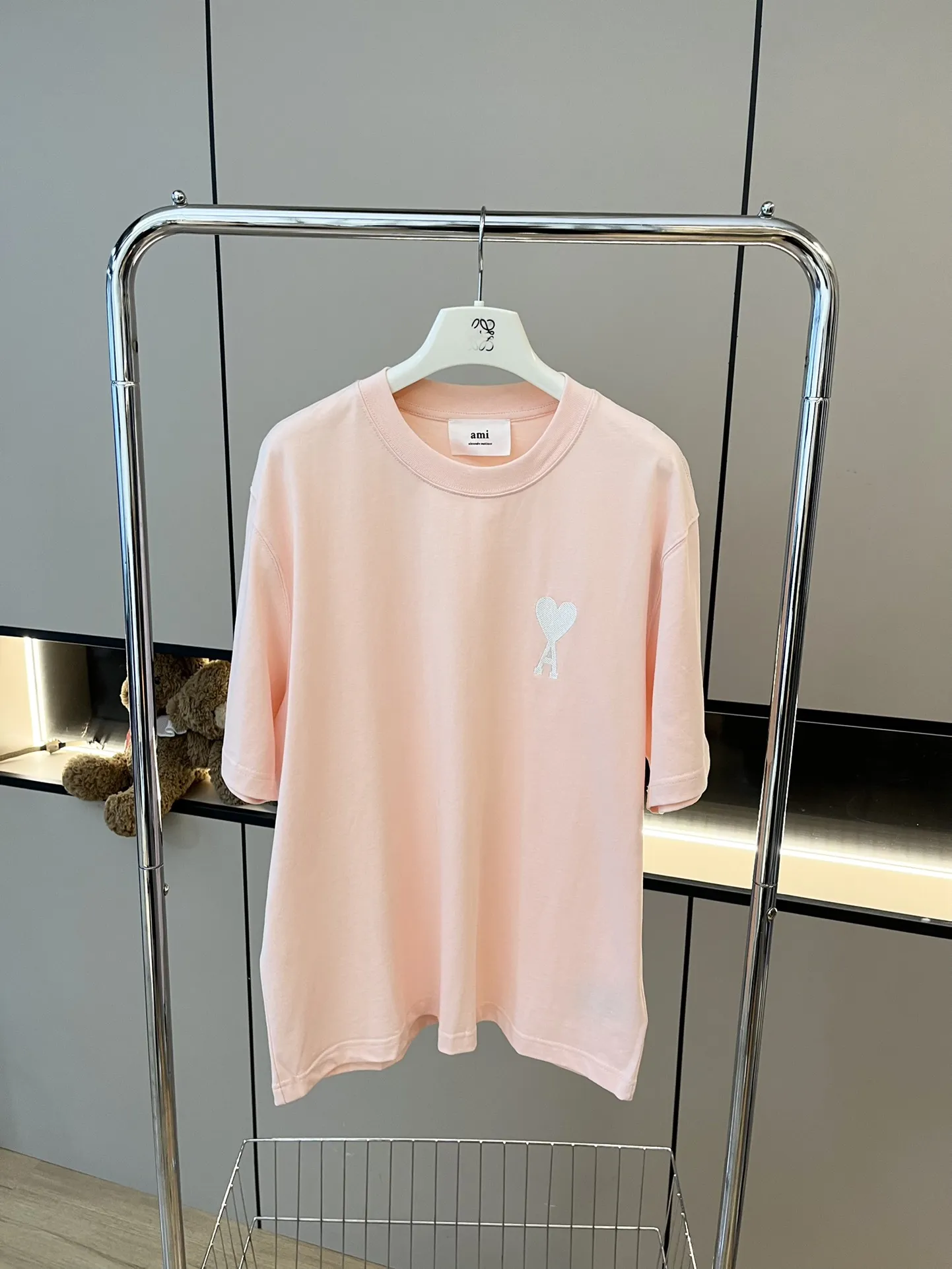 AMI新作ピンク半袖Tシャツパリ風デザイン