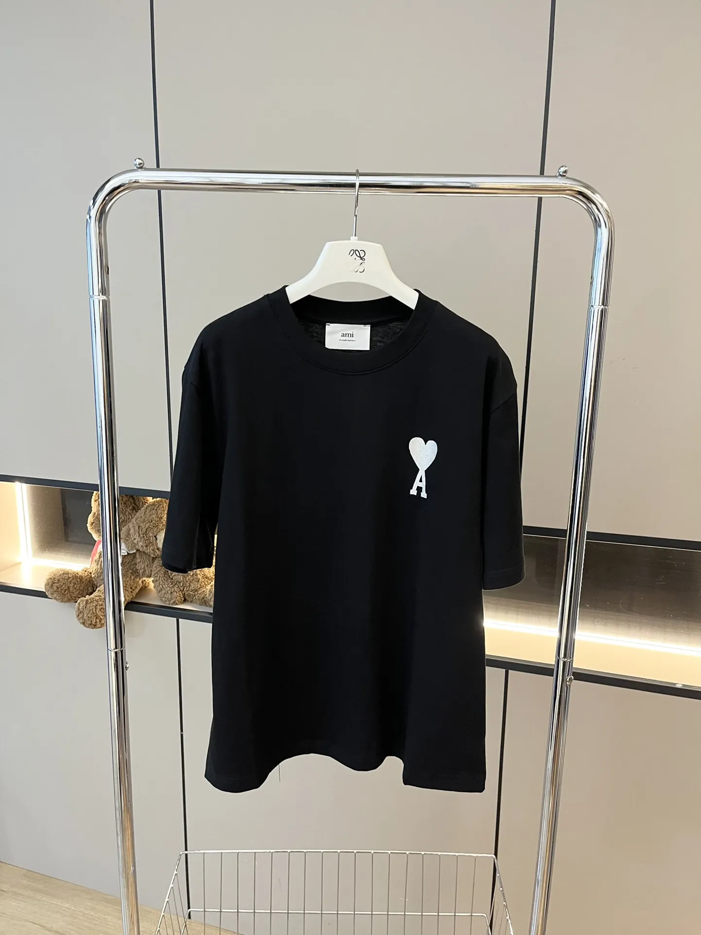 AMI新作黒半袖Tシャツマカロンカラー