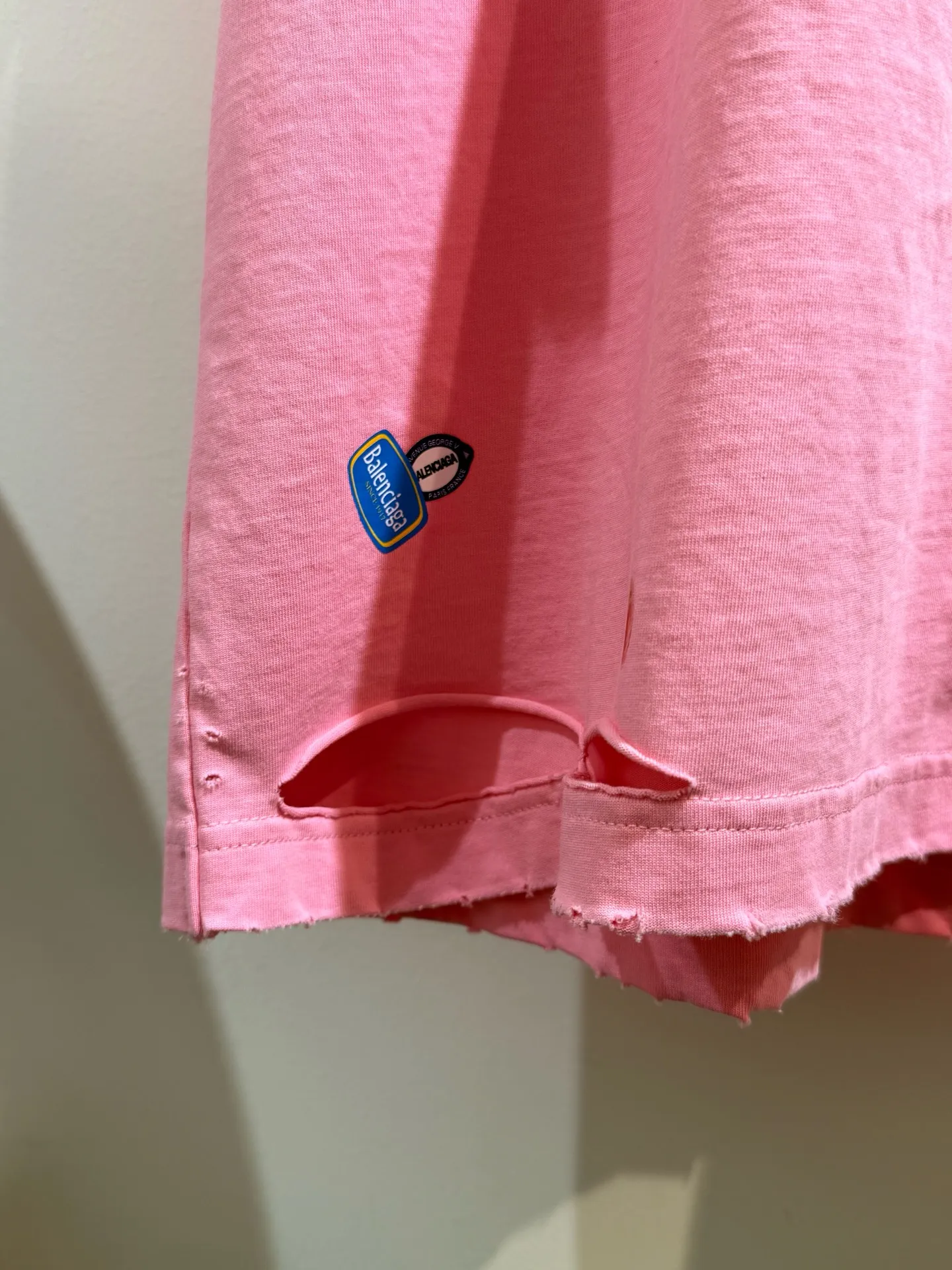 Balenciaga新作ピンク半袖Tシャツ破れ加工 - 画像 (6)