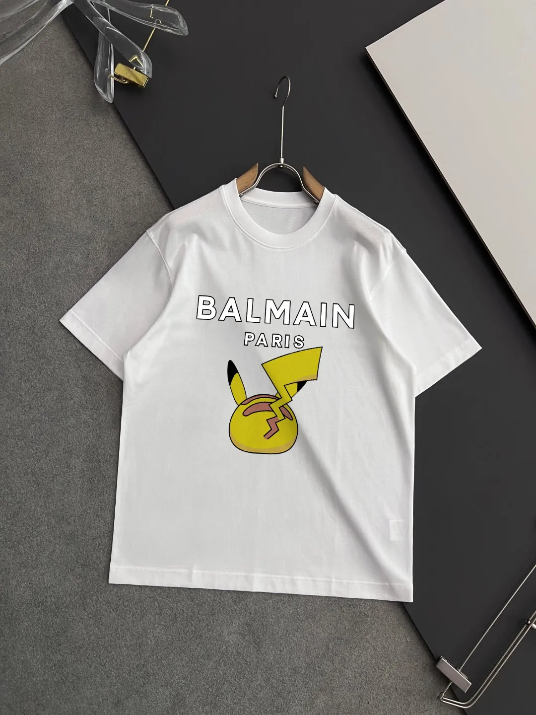 BALMAIN PARIS 白 新作プリント半袖Tシャツ