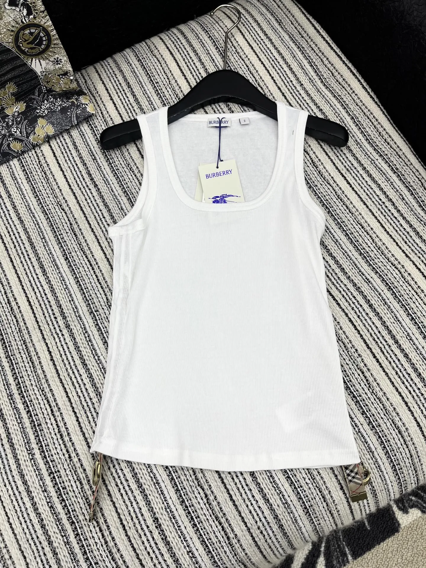 Burberry 2025新作黒色側抽縄ベスト - 画像 (3)