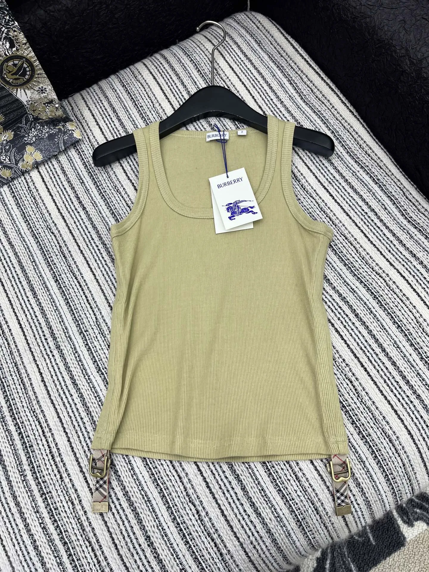 Burberry 2025新作黒色側抽縄ベスト - 画像 (5)
