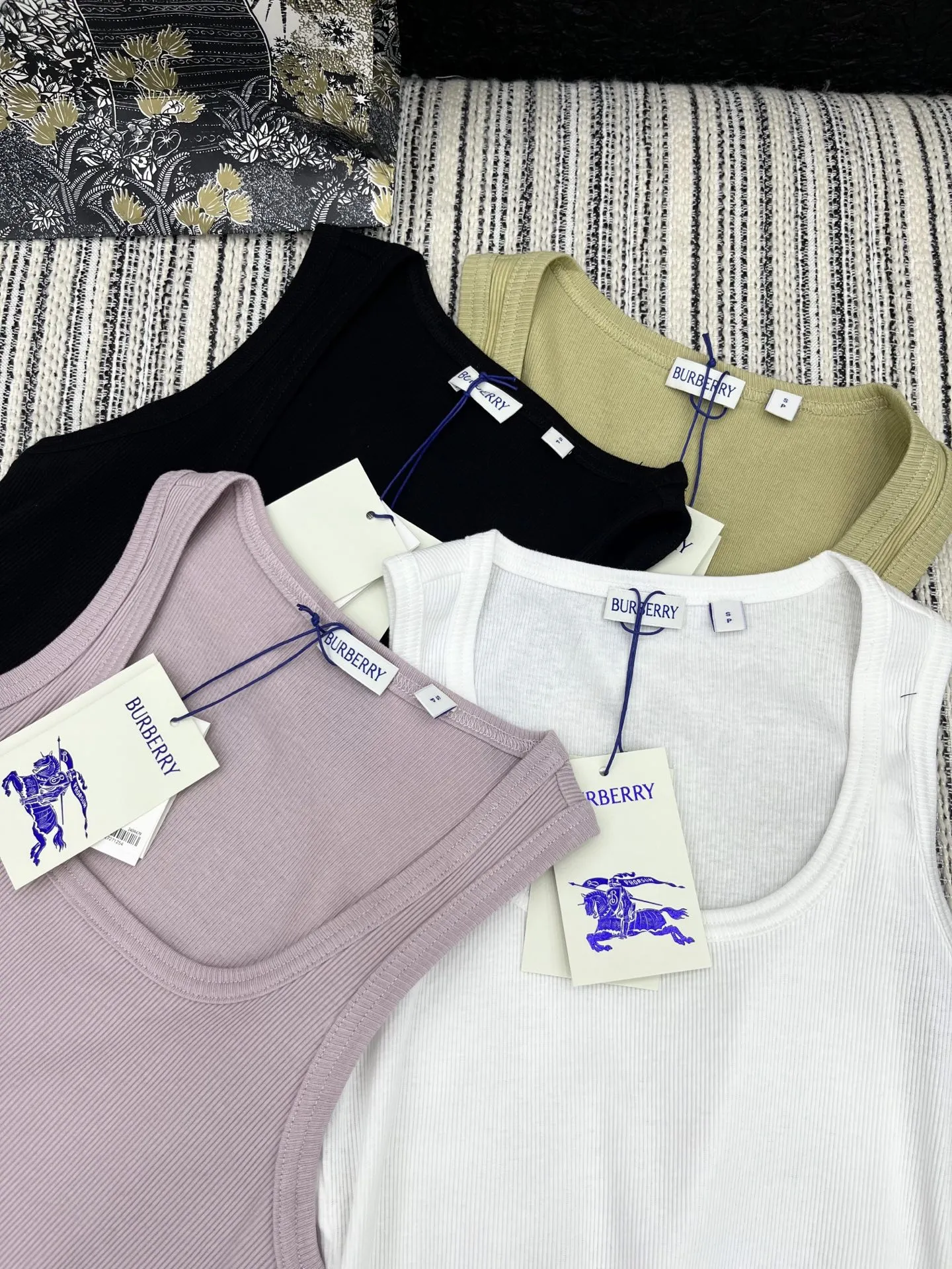 Burberry 2025新作黒色側抽縄ベスト - 画像 (6)