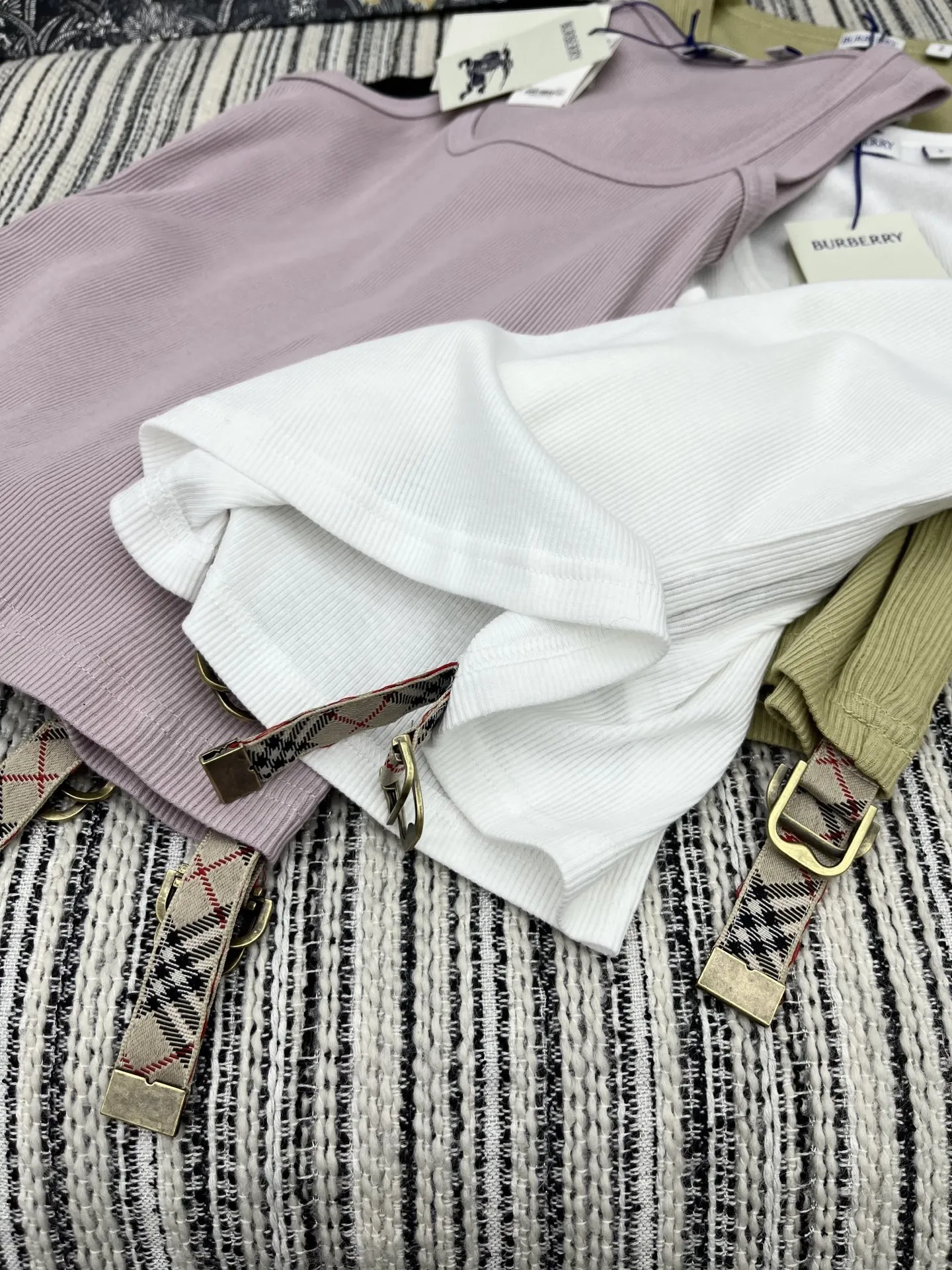 Burberry 2025新作黒色側抽縄ベスト - 画像 (7)