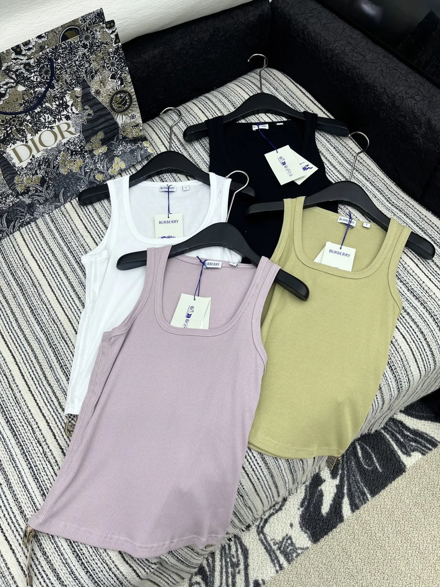 Burberry 2025新作黒色側抽縄ベスト - 画像 (8)