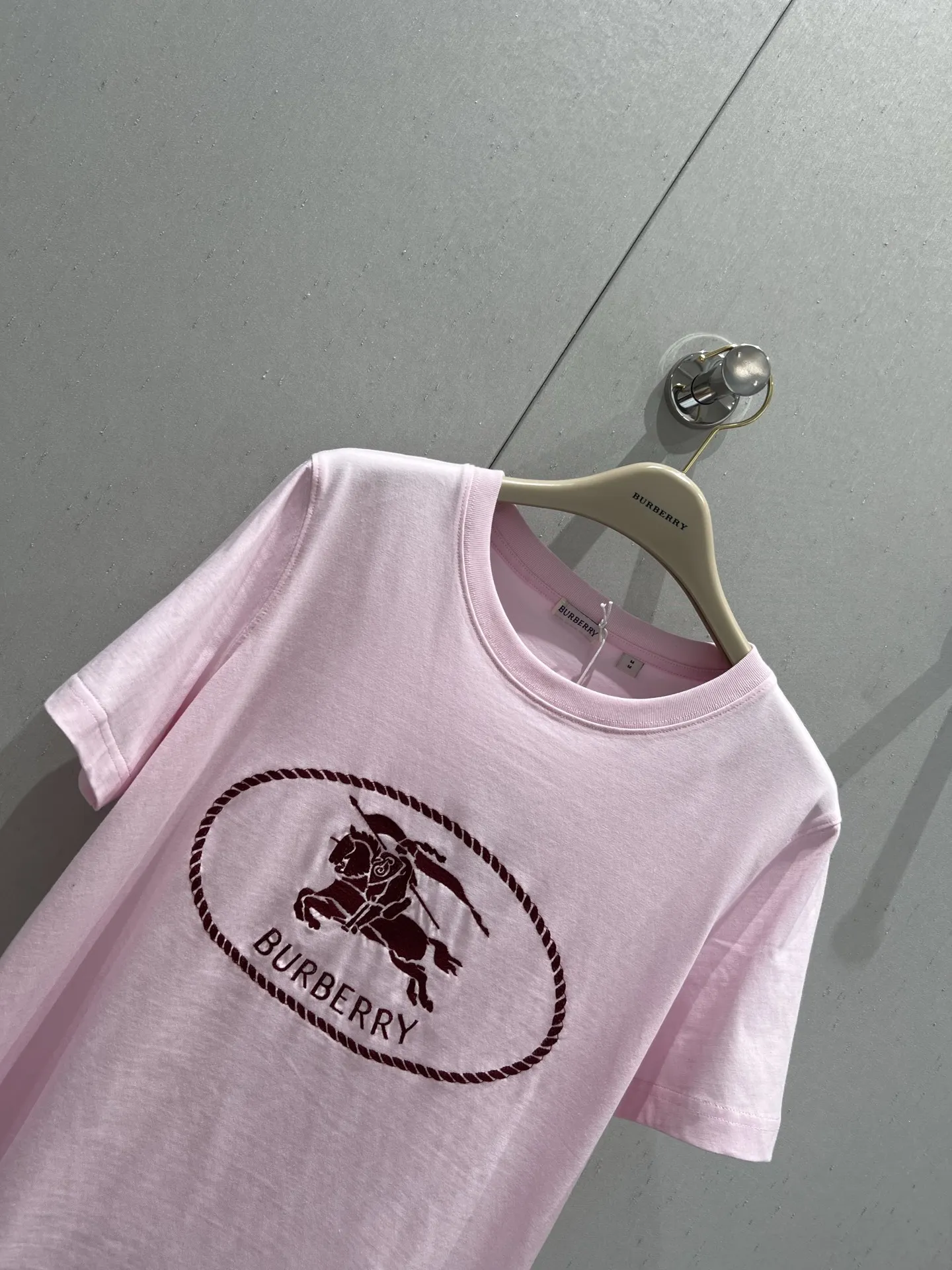 Burberry新作ピンク半袖Tシャツ - 画像 (4)