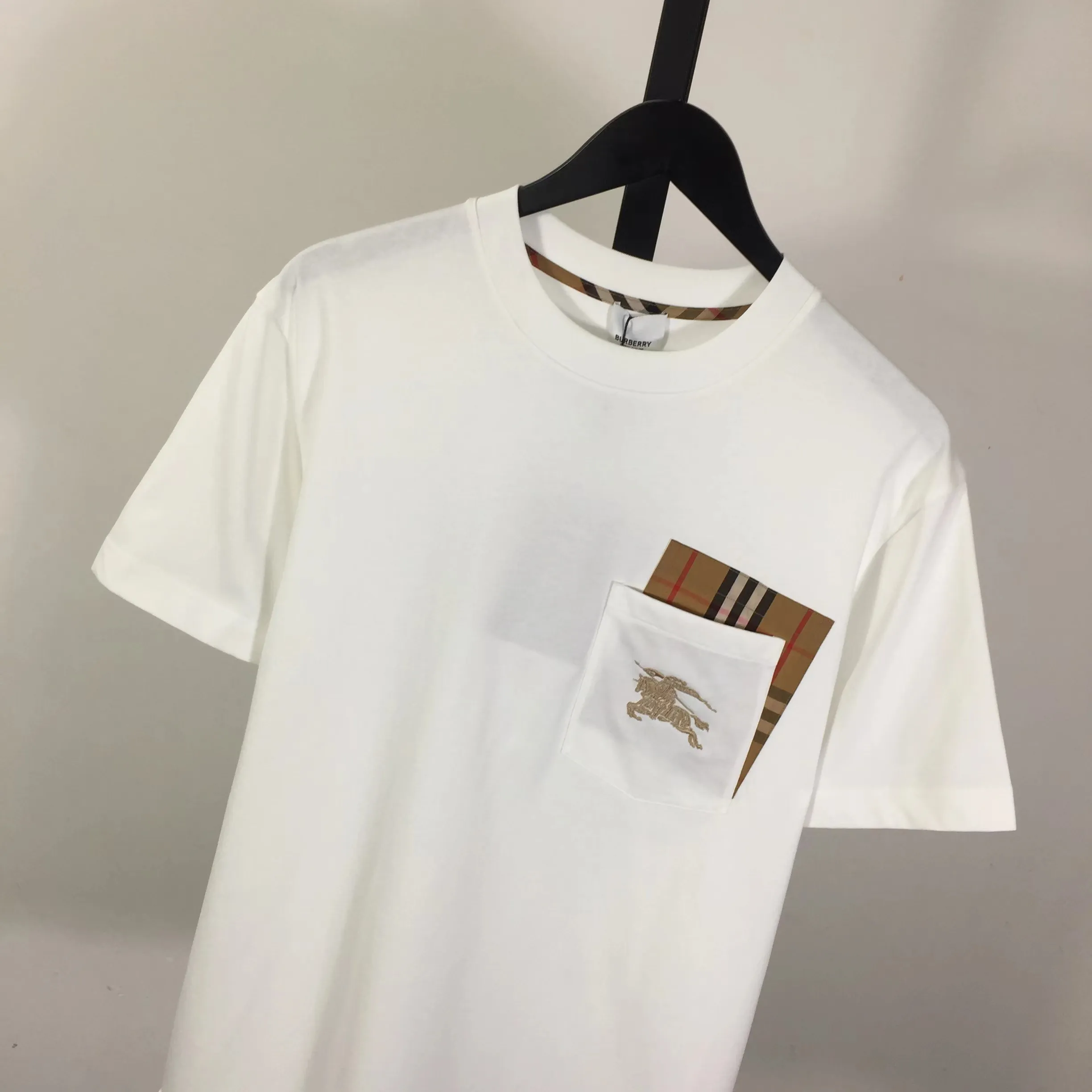 BURBERRY 2025ss新作白重ねポケット半袖Tシャツ - 画像 (4)