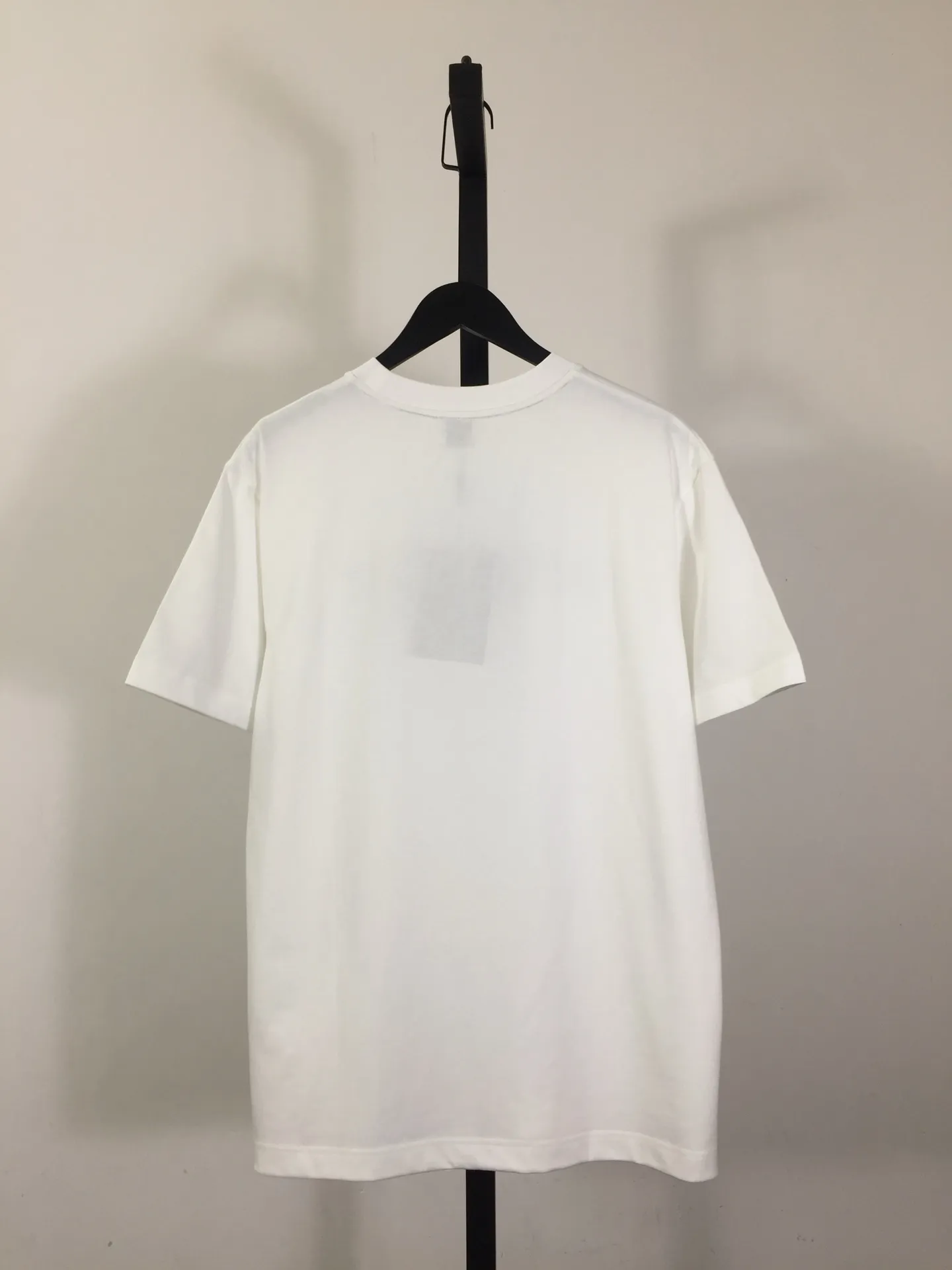 BURBERRY新作白刺繍格子アルファベット半袖Tシャツ - 画像 (3)