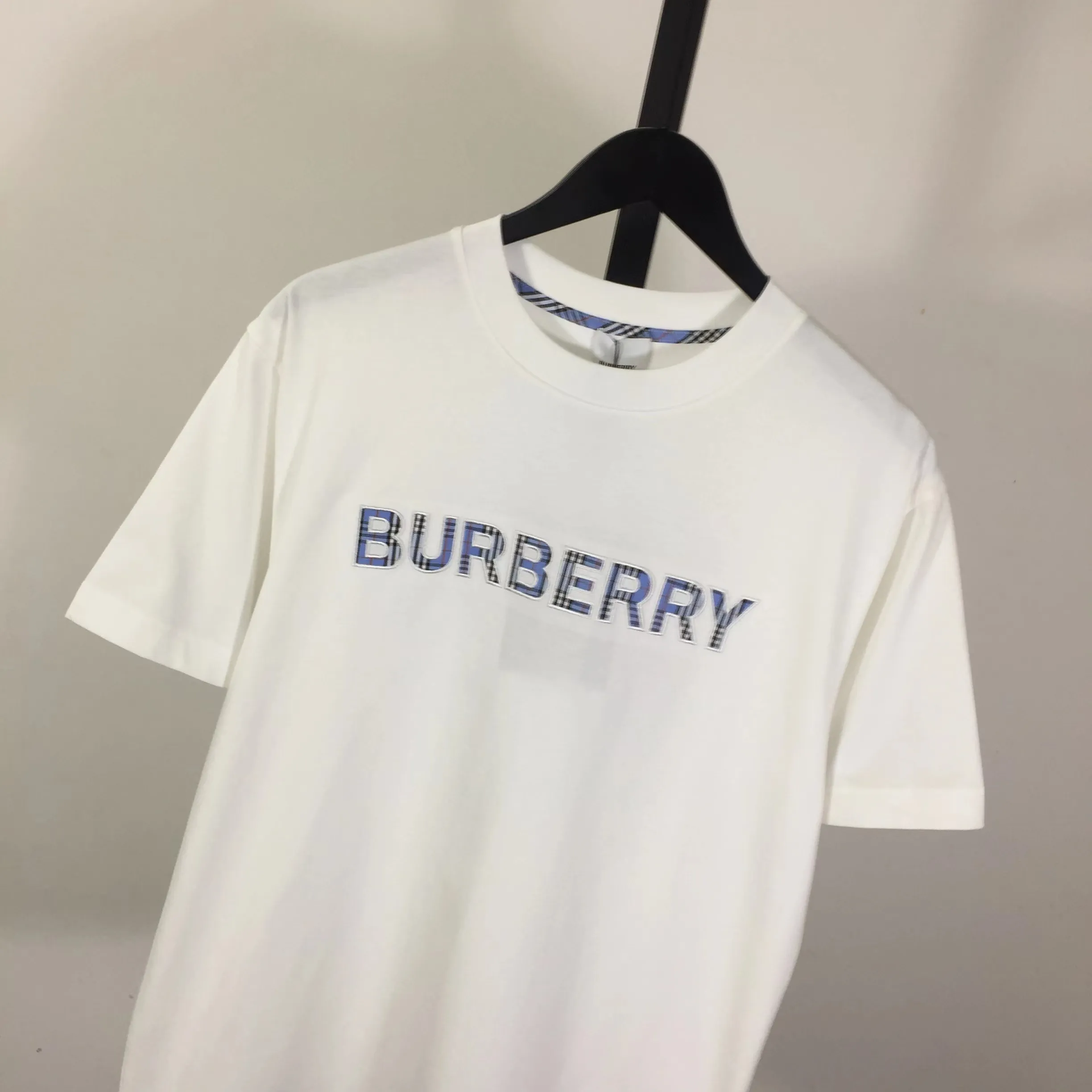 BURBERRY新作白刺繍格子アルファベット半袖Tシャツ - 画像 (4)