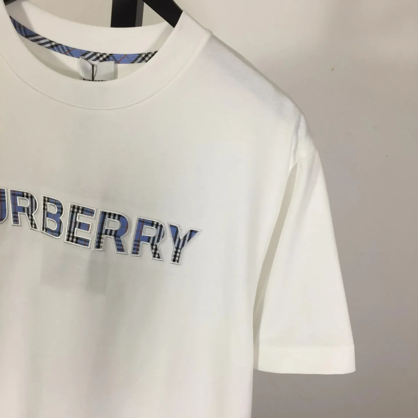 BURBERRY新作白刺繍格子アルファベット半袖Tシャツ - 画像 (5)