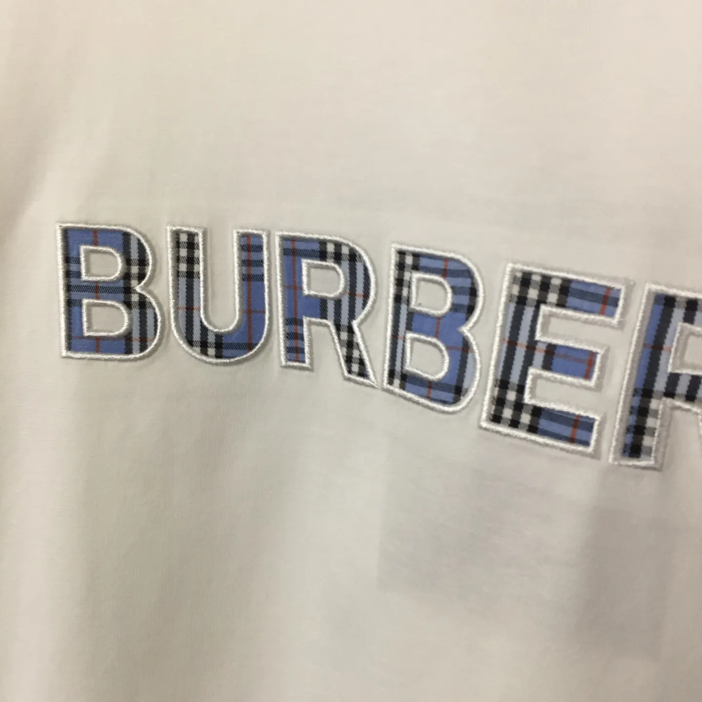 BURBERRY新作白刺繍格子アルファベット半袖Tシャツ - 画像 (7)