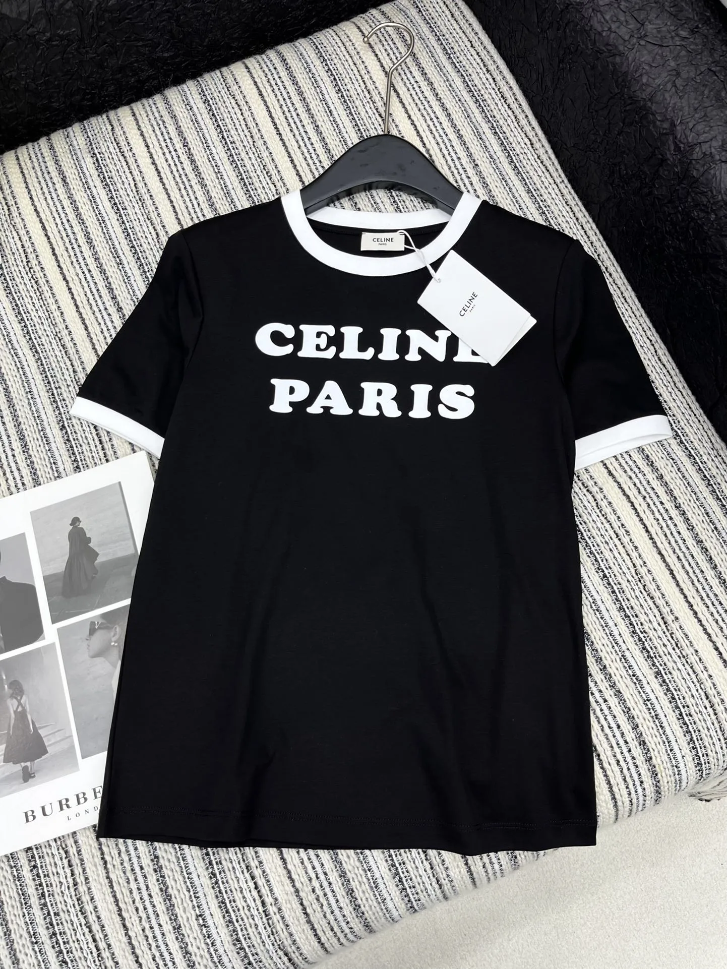 セリーヌ新作黒プリント半袖Tシャツ