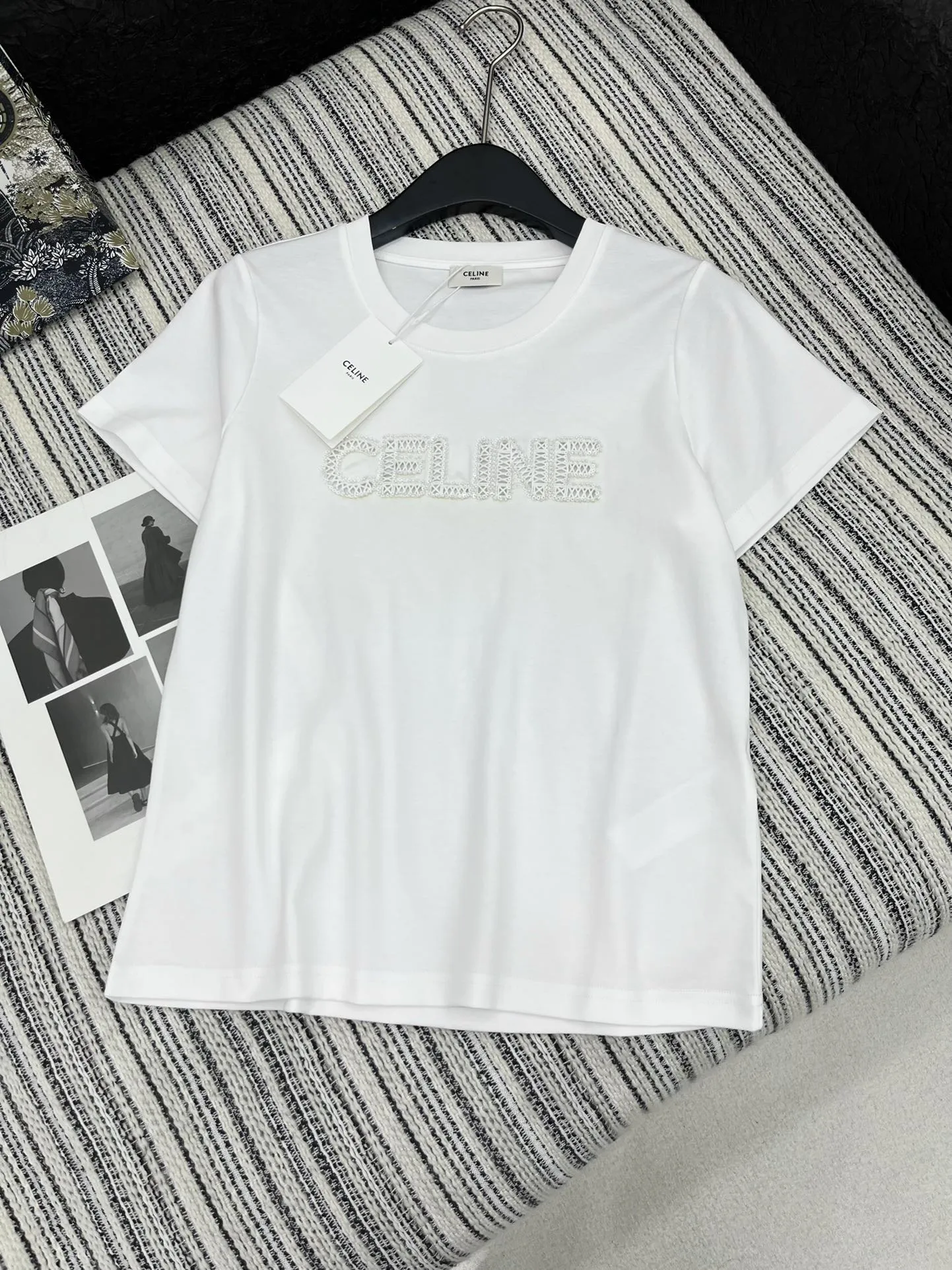 CELINE新作白半袖Tシャツ黒刺繍