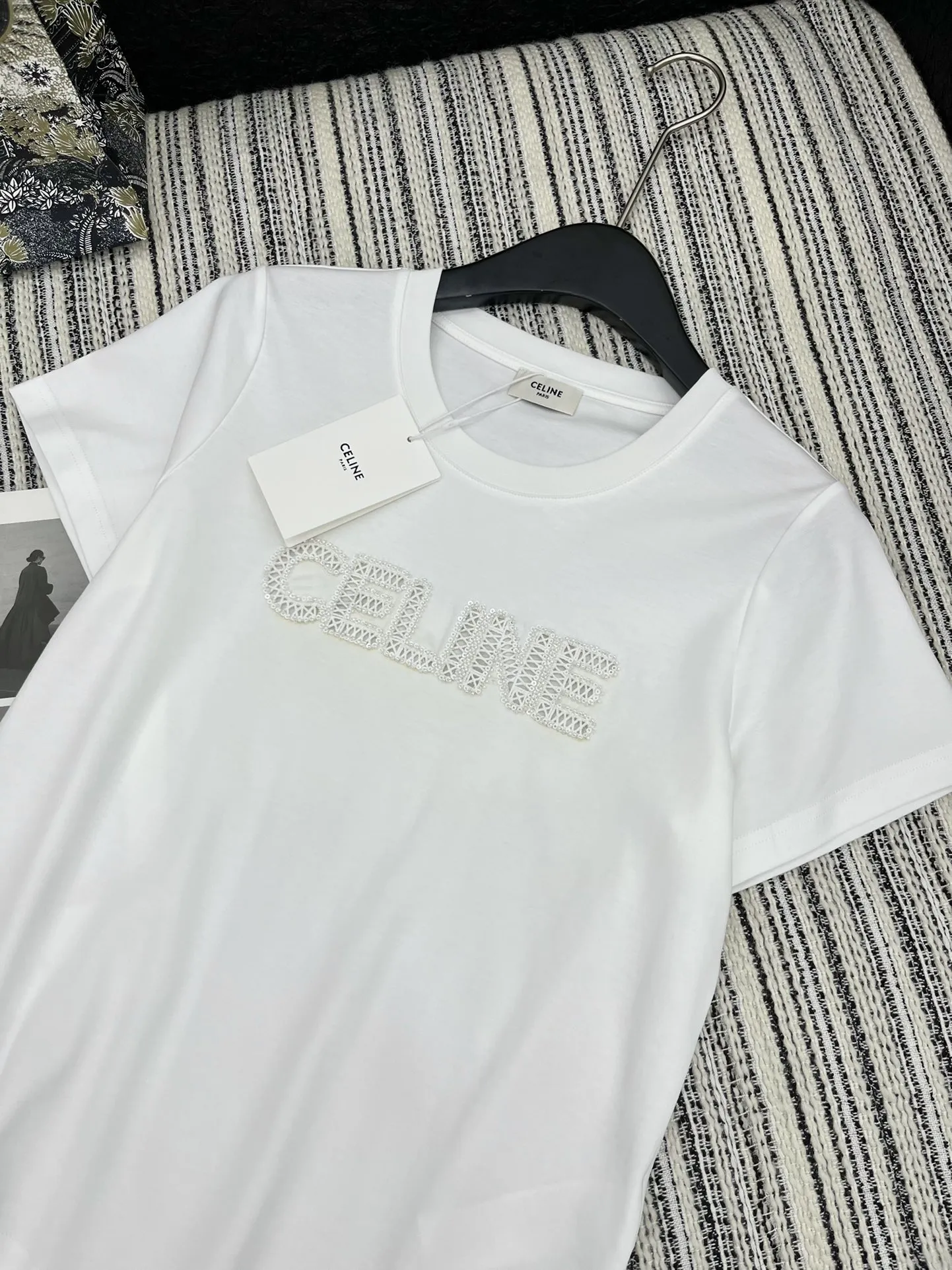 CELINE新作白半袖Tシャツ黒刺繍 - 画像 (3)