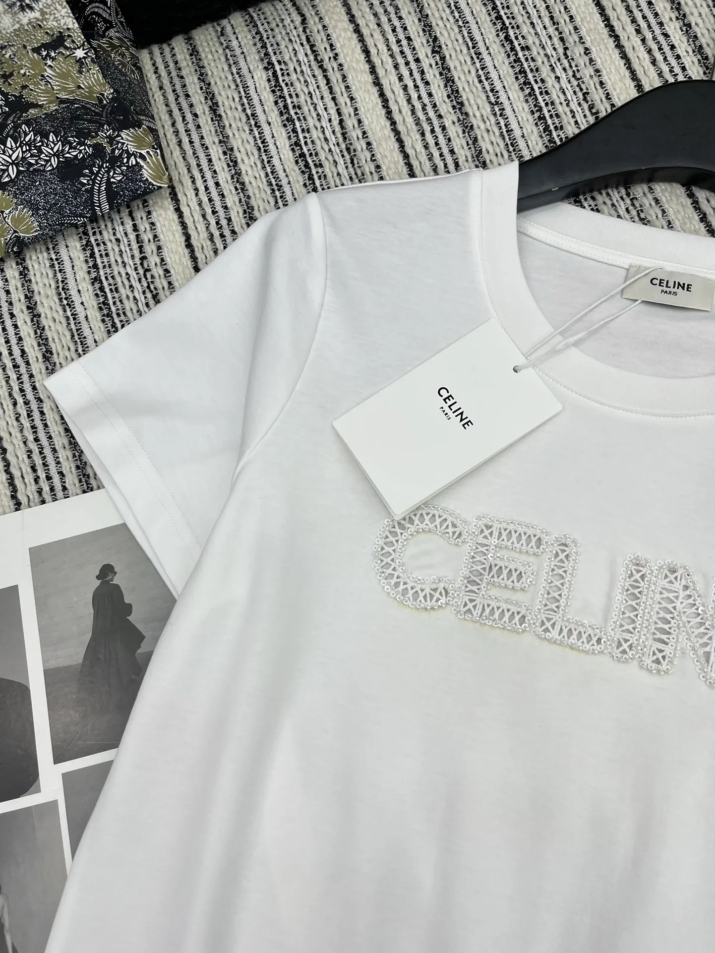 CELINE新作白半袖Tシャツ黒刺繍 - 画像 (4)