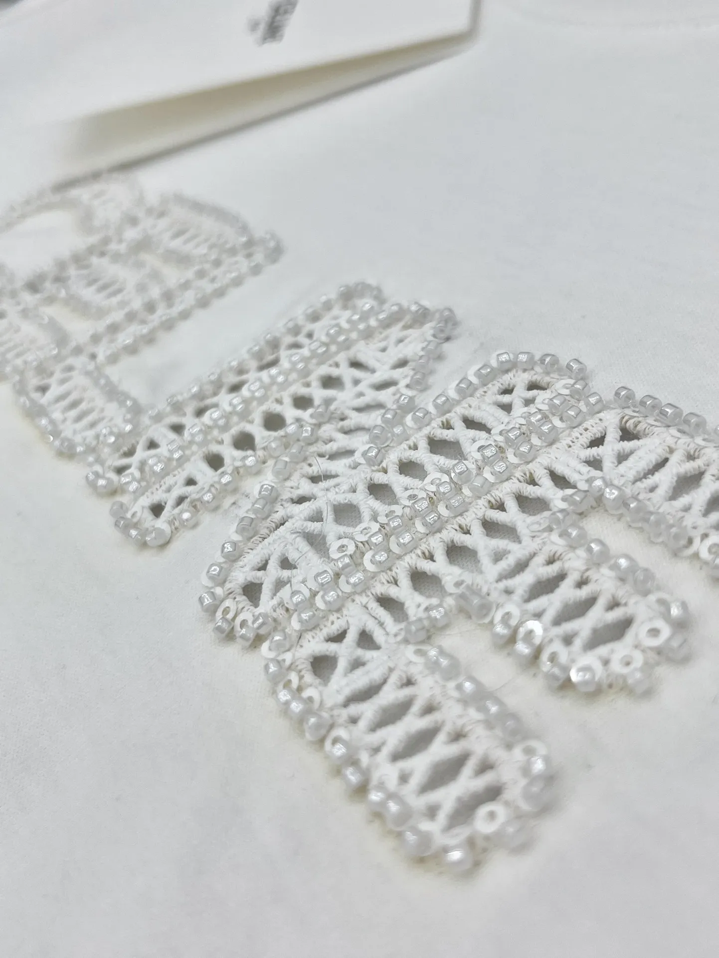 CELINE新作白半袖Tシャツ黒刺繍 - 画像 (5)