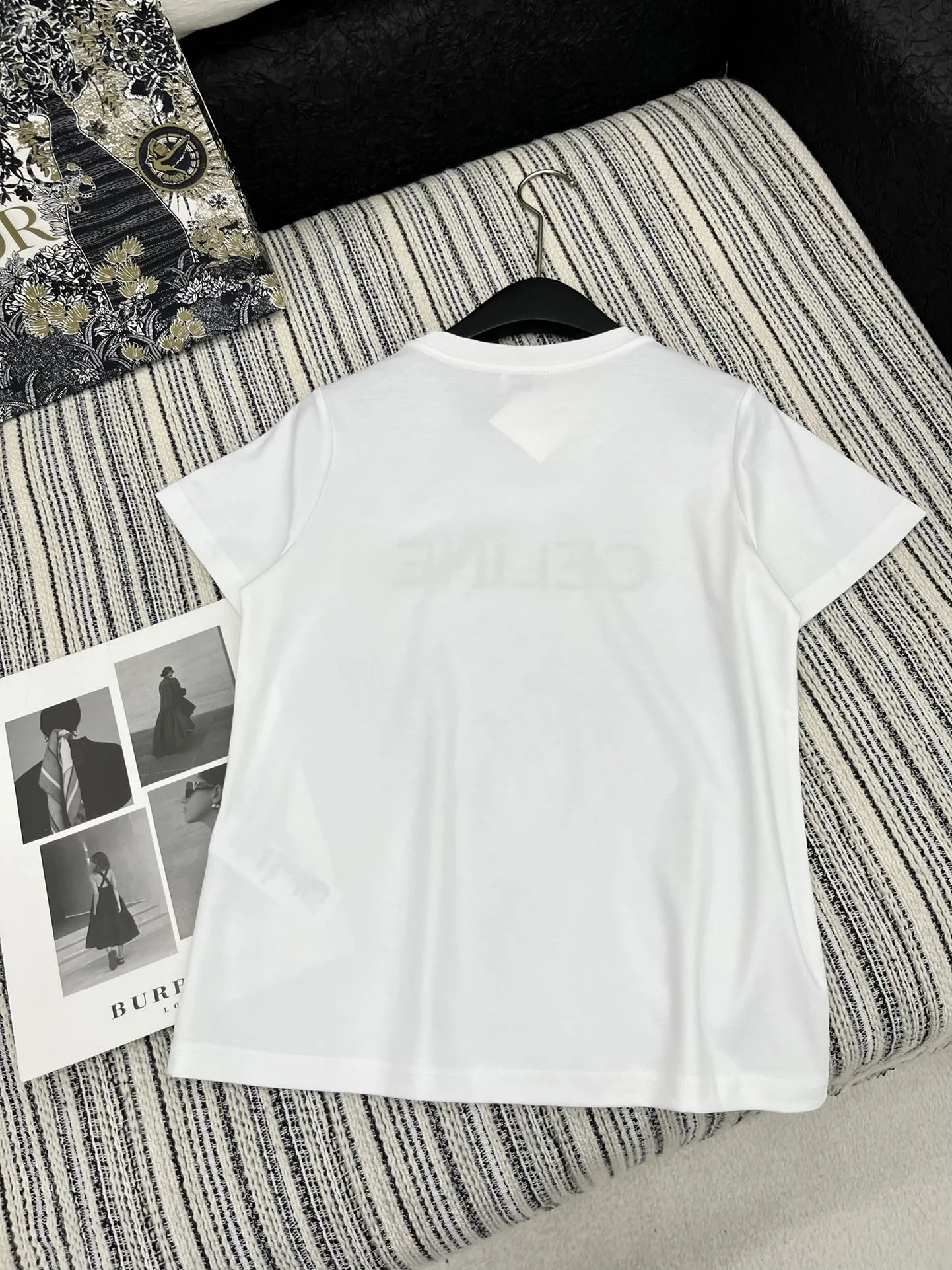 CELINE新作白半袖Tシャツ黒刺繍 - 画像 (7)