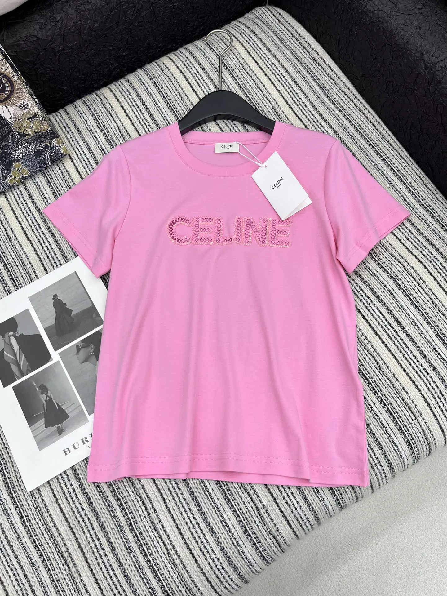 CELINE新作ピンク半袖Tシャツ刺繍デザイン