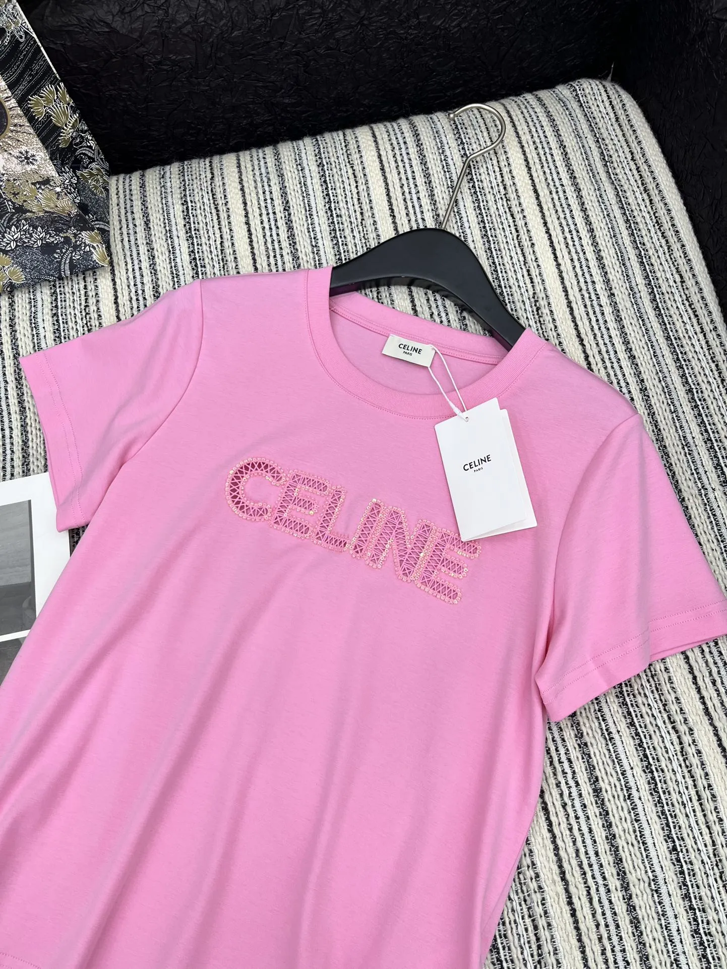 CELINE新作ピンク半袖Tシャツ刺繍デザイン - 画像 (3)