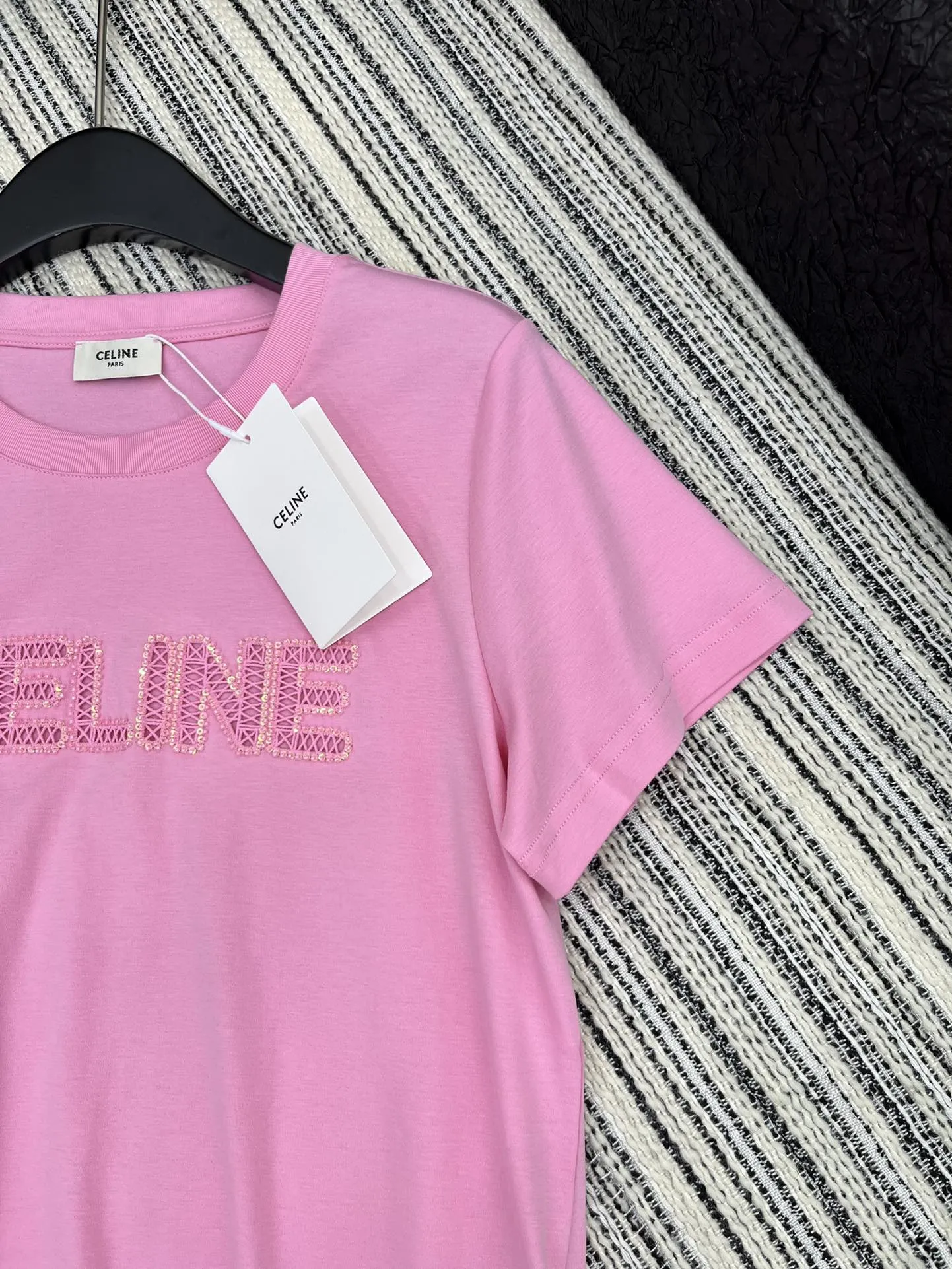 CELINE新作ピンク半袖Tシャツ刺繍デザイン - 画像 (4)