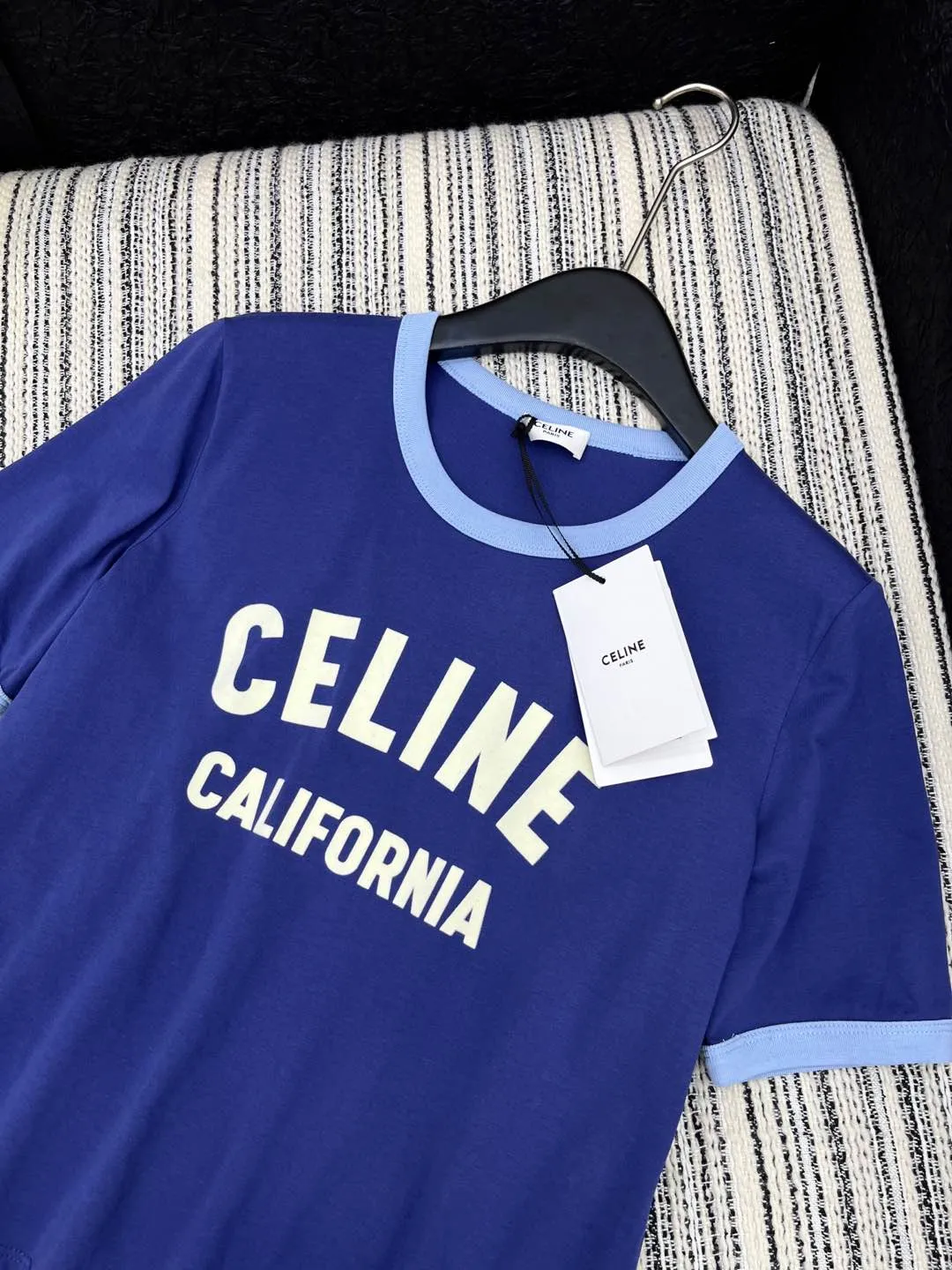 CELINE新作ブルー半袖プリントTシャツ - 画像 (3)