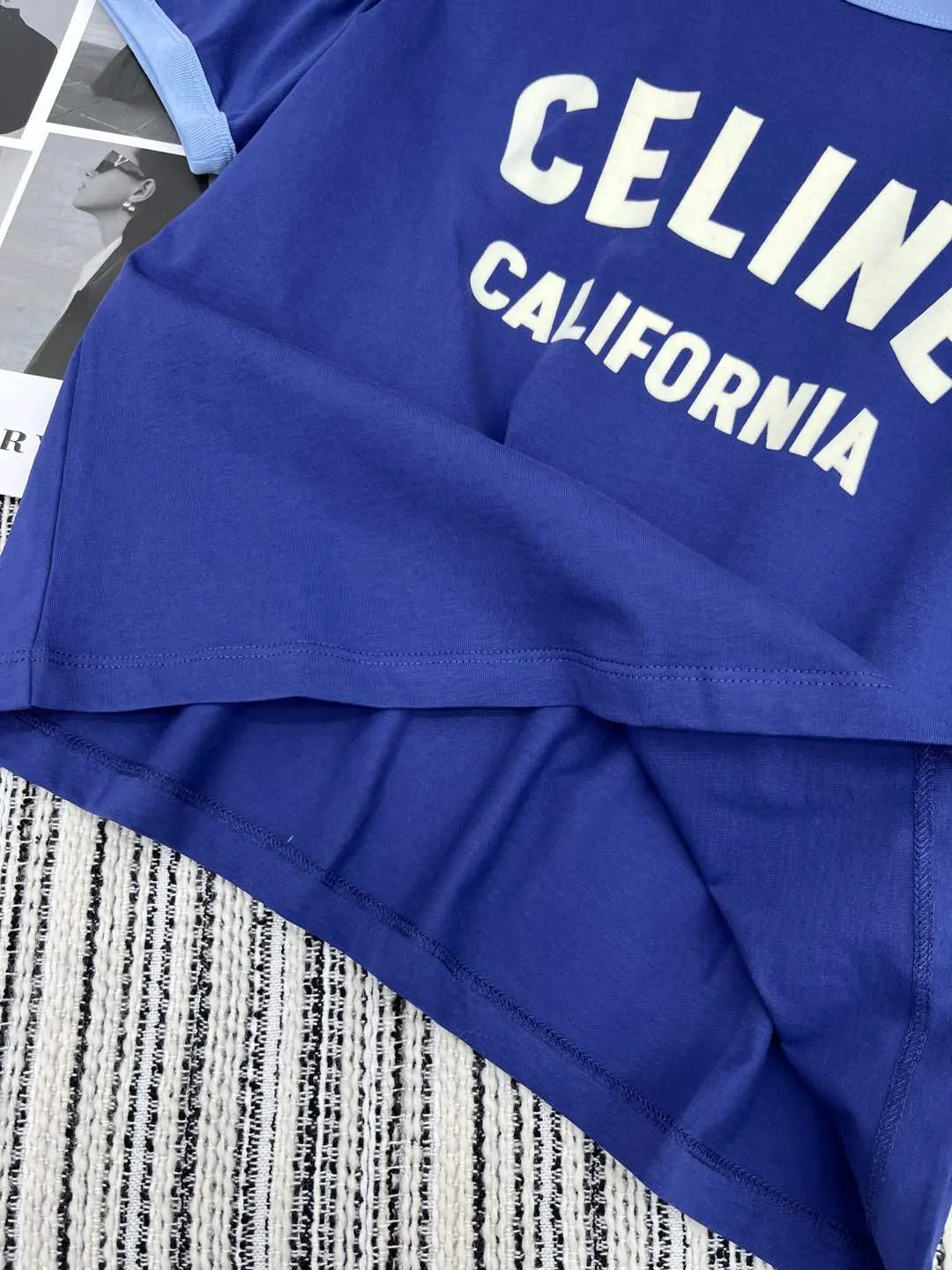 CELINE新作ブルー半袖プリントTシャツ - 画像 (6)