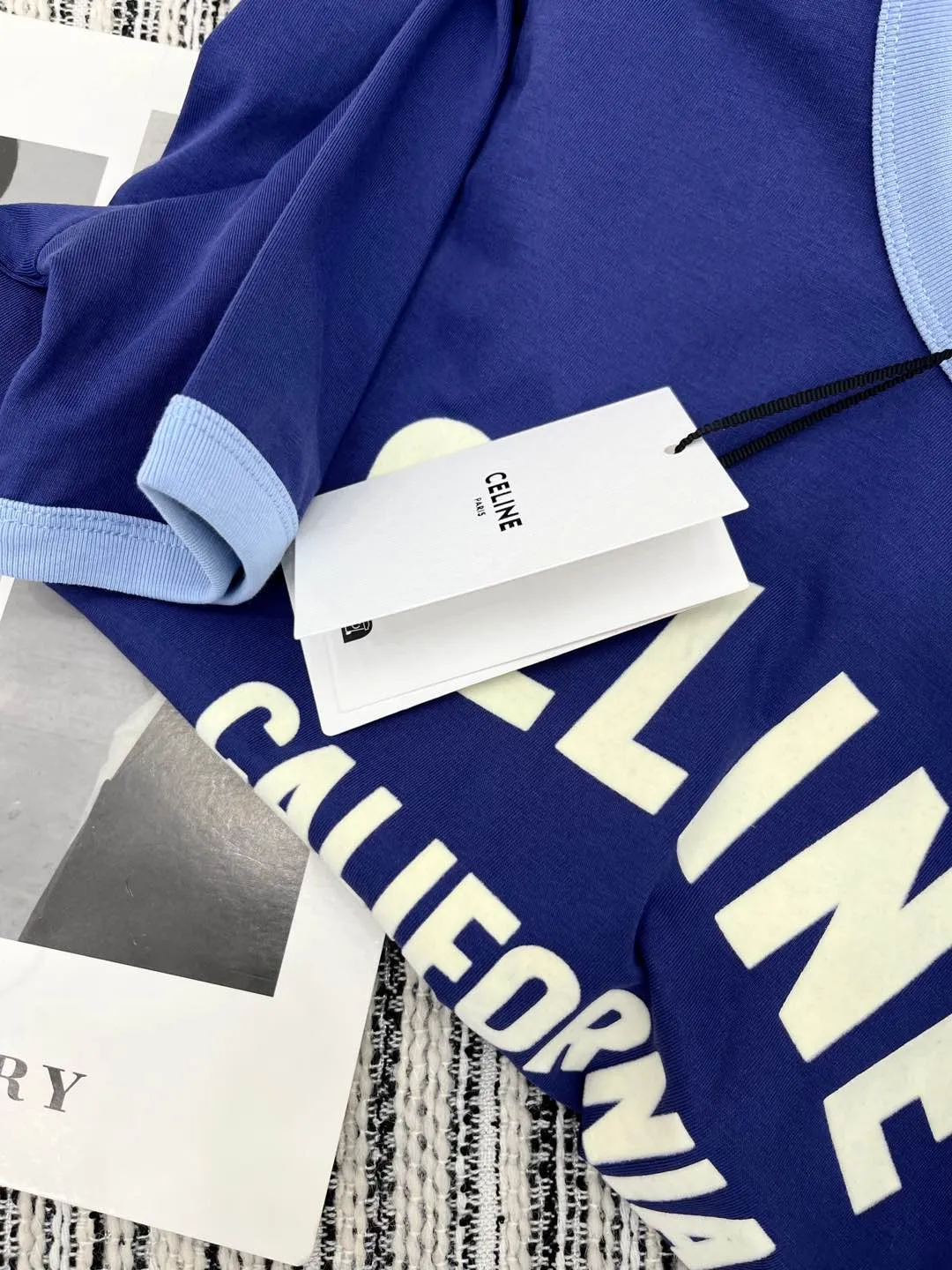 CELINE新作ブルー半袖プリントTシャツ - 画像 (8)