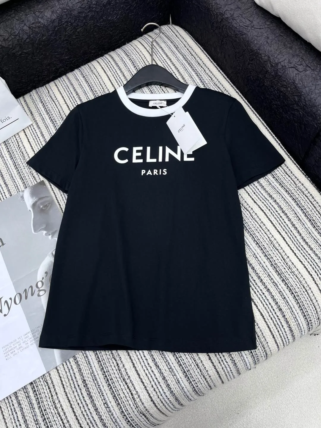 CELINE新作黒プリント半袖Tシャツ
