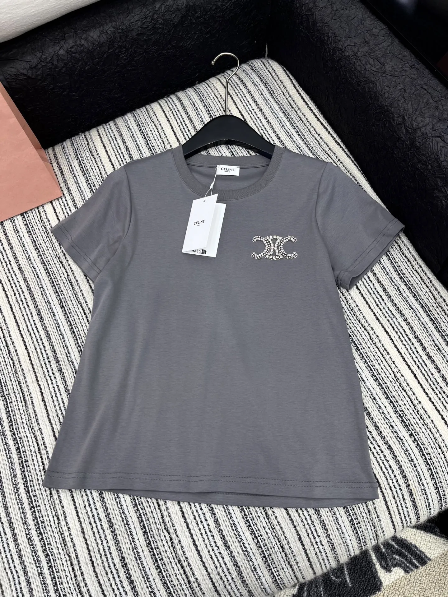 CELINE新作グレーアルファベット半袖Tシャツ