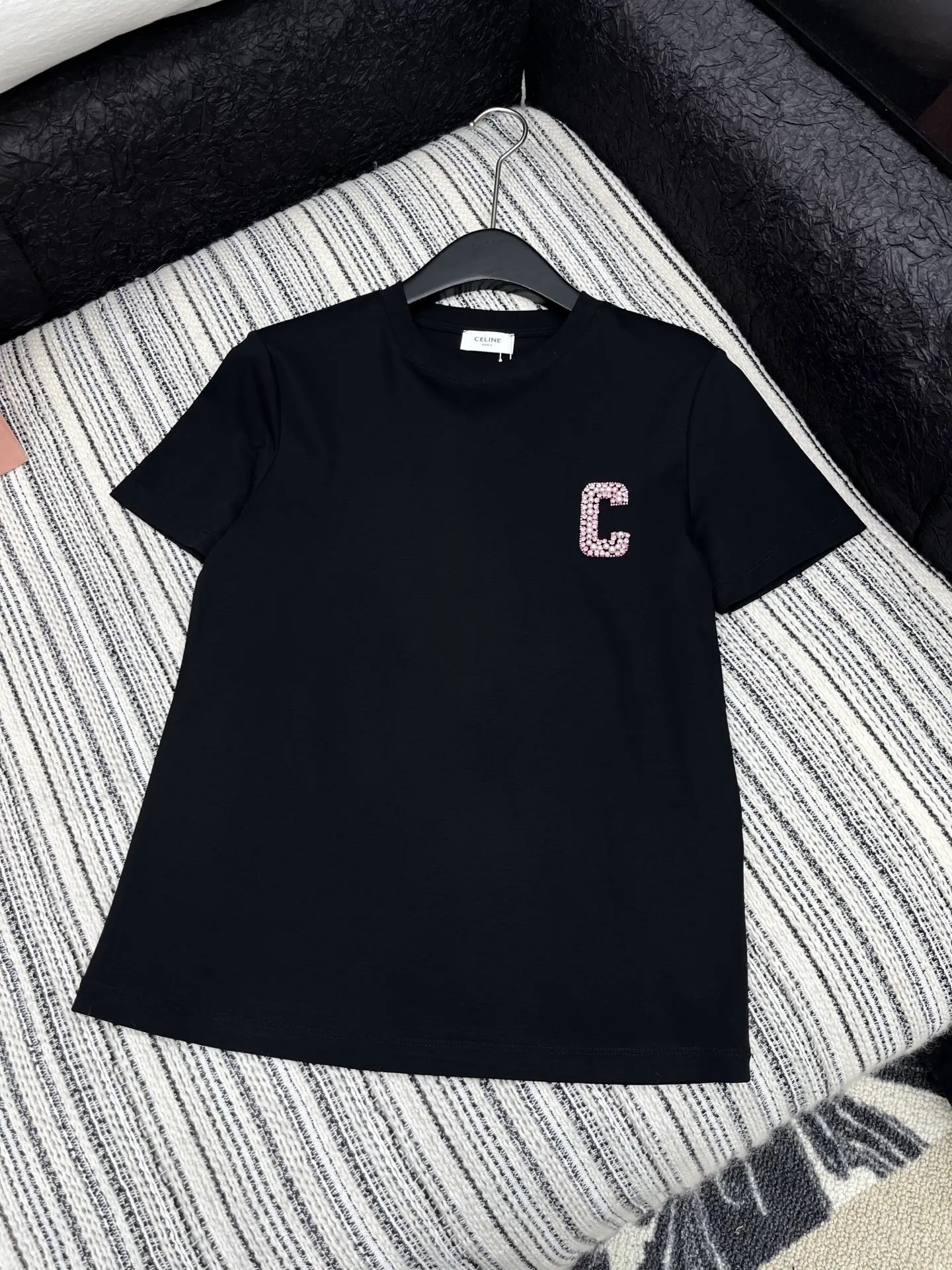 CELINE新作黒アルファベット半袖Tシャツ