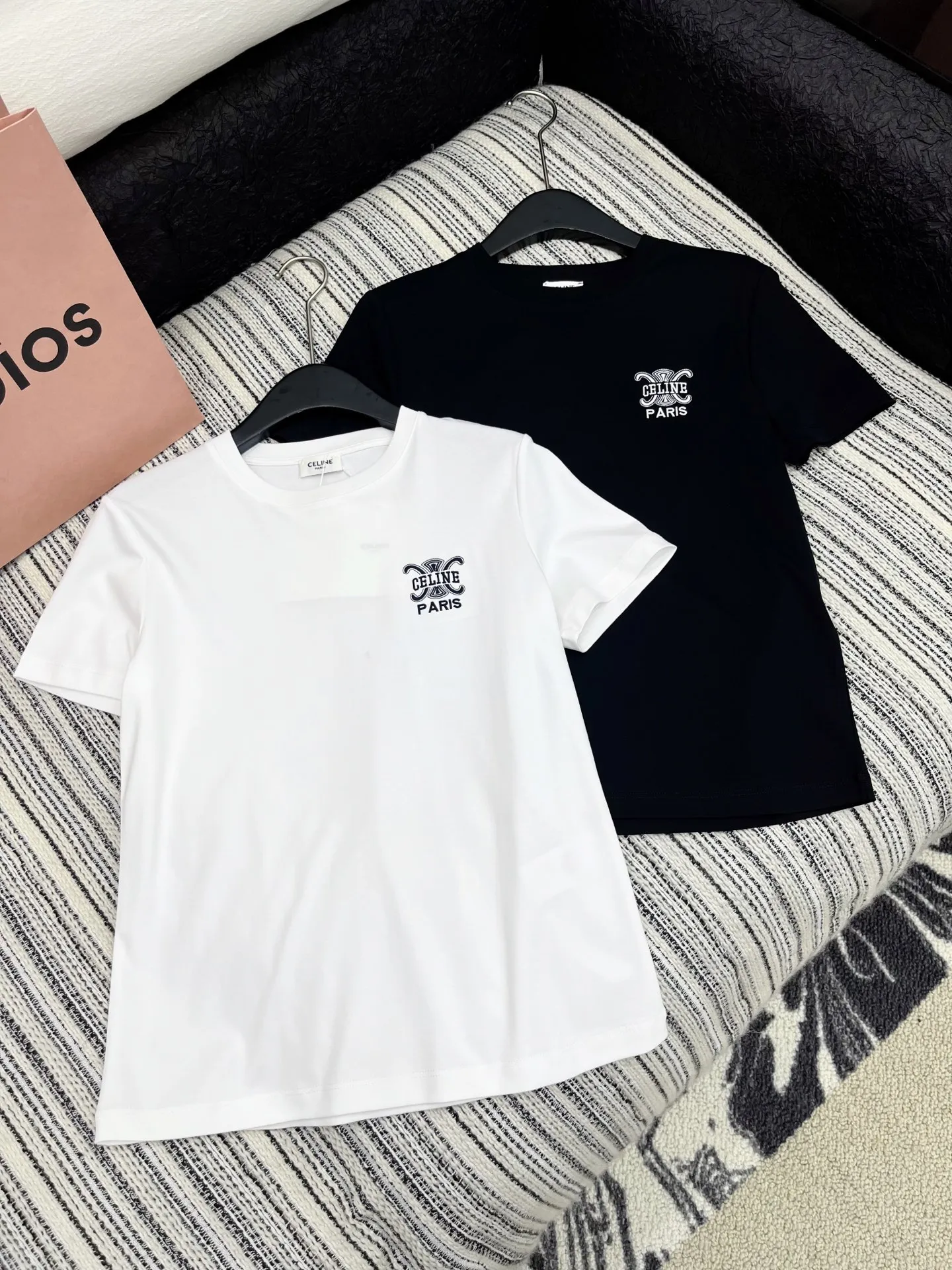 CELINE新作刺繍ロゴ半袖Tシャツ白黒 - 画像 (4)
