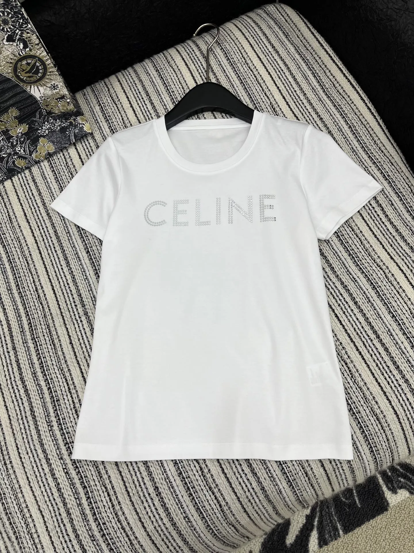 CELINE黒アルファベット半袖Tシャツ新作 - 画像 (3)