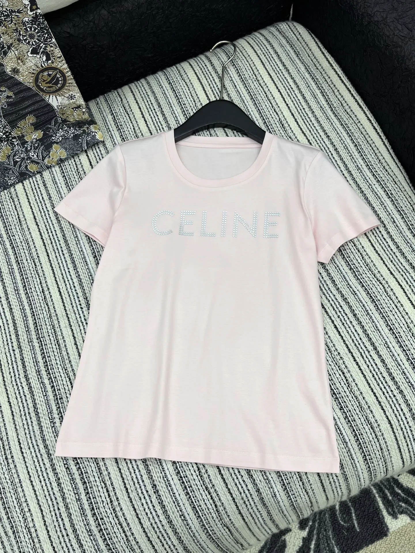 CELINE黒アルファベット半袖Tシャツ新作 - 画像 (4)