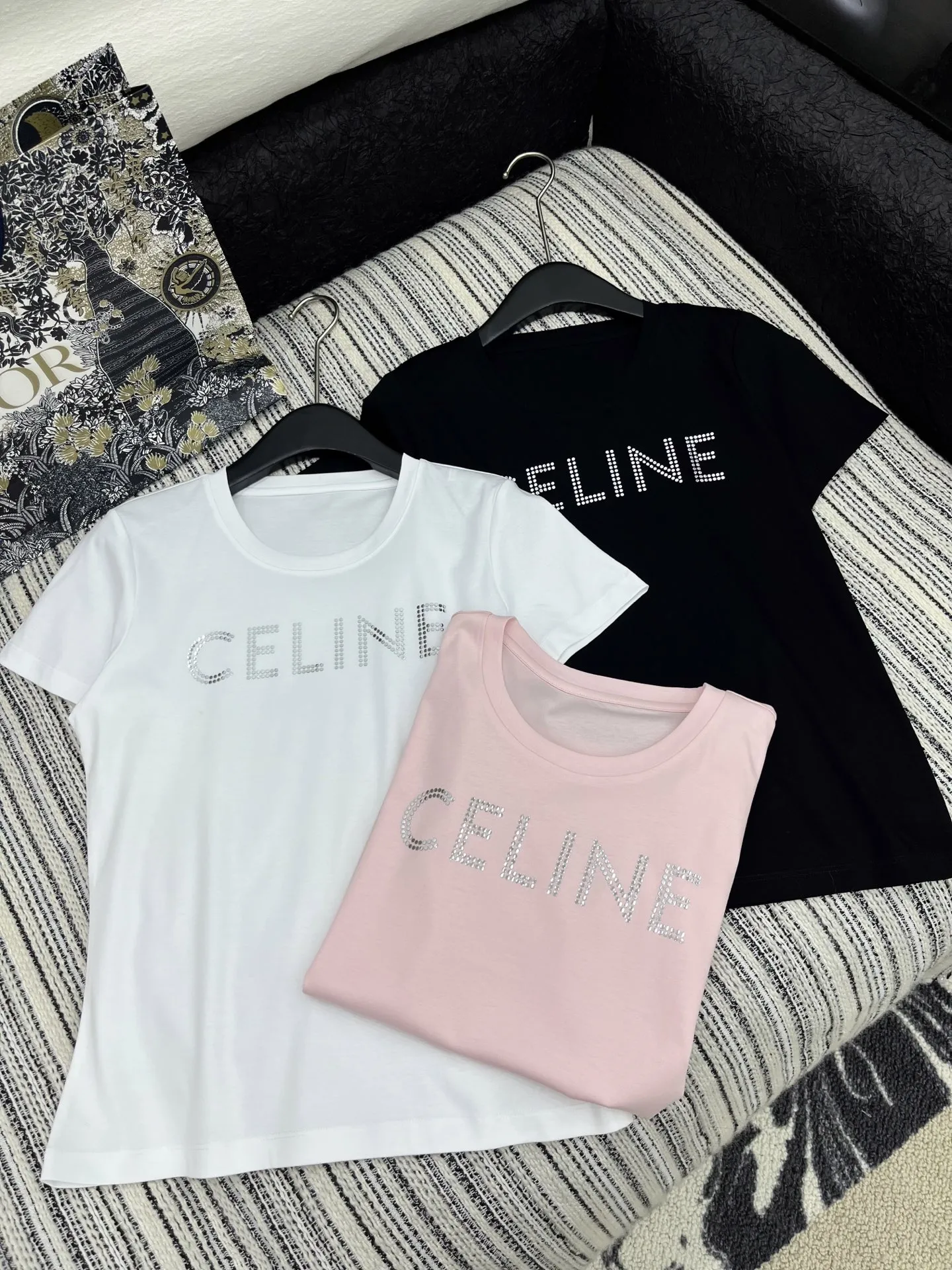 CELINE黒アルファベット半袖Tシャツ新作 - 画像 (5)
