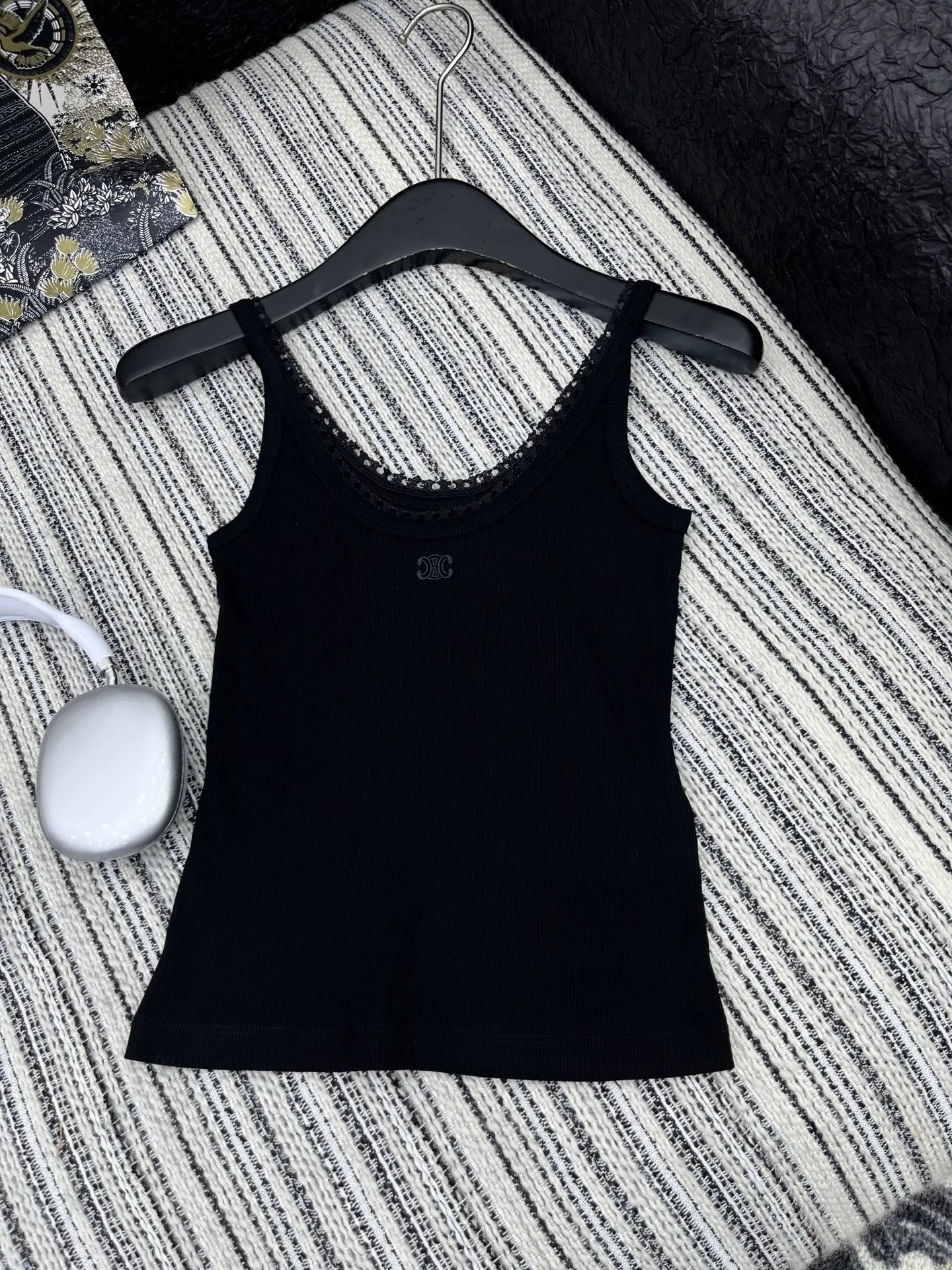 セリーヌ黒レースカラーベスト新作