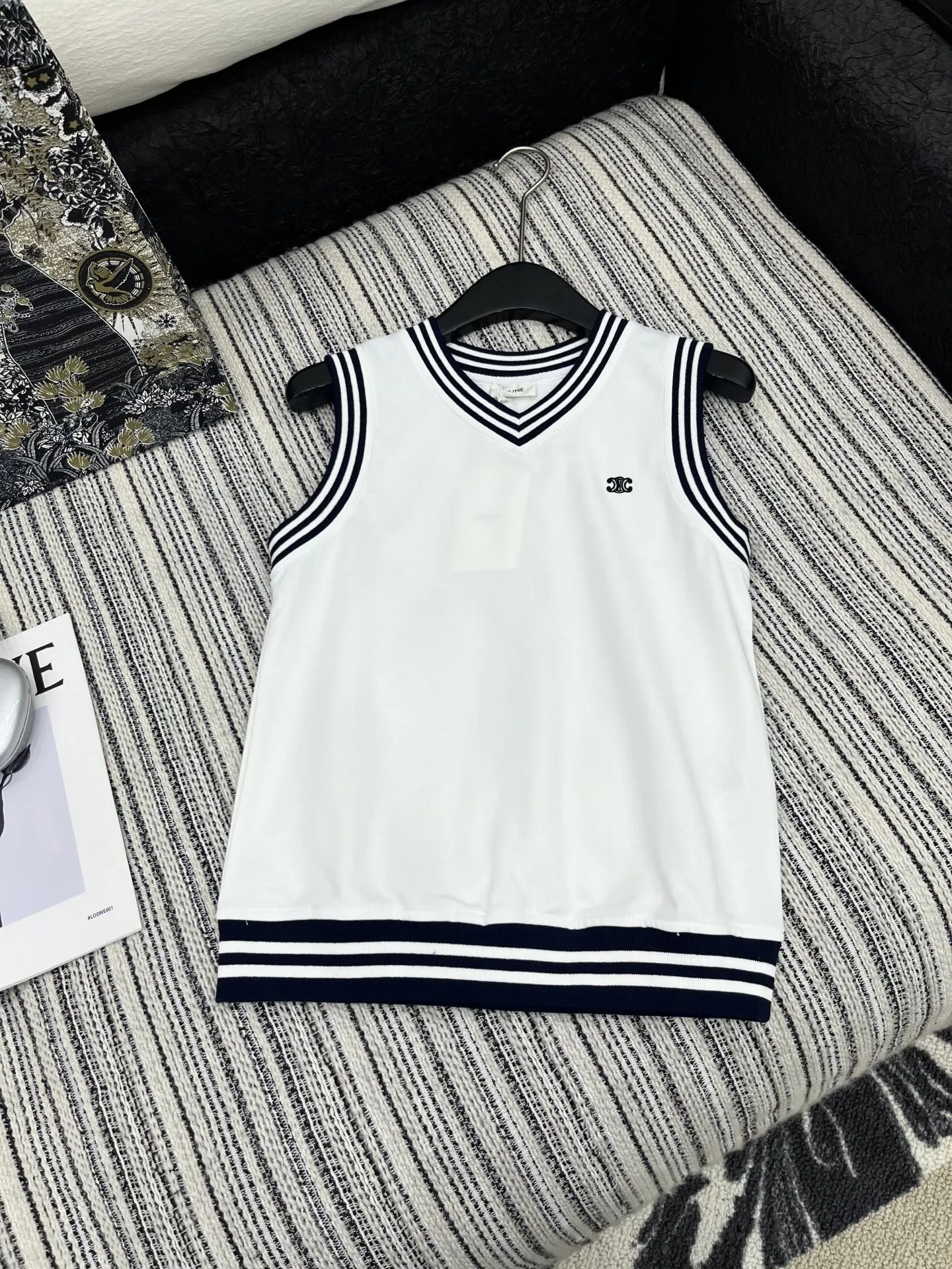 CELINE新作白黒ストライプ編み物ベスト