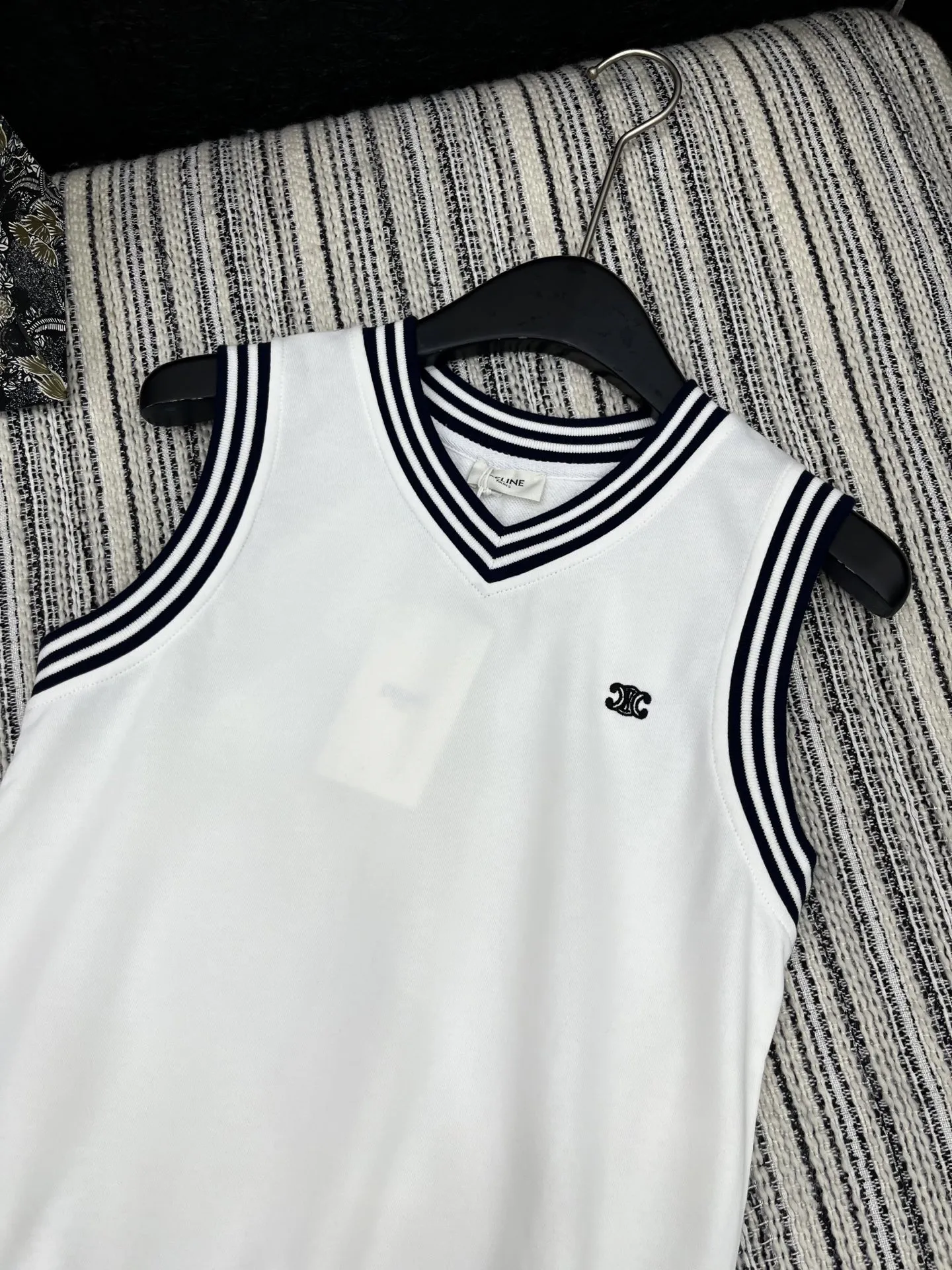 CELINE新作白黒ストライプ編み物ベスト - 画像 (3)