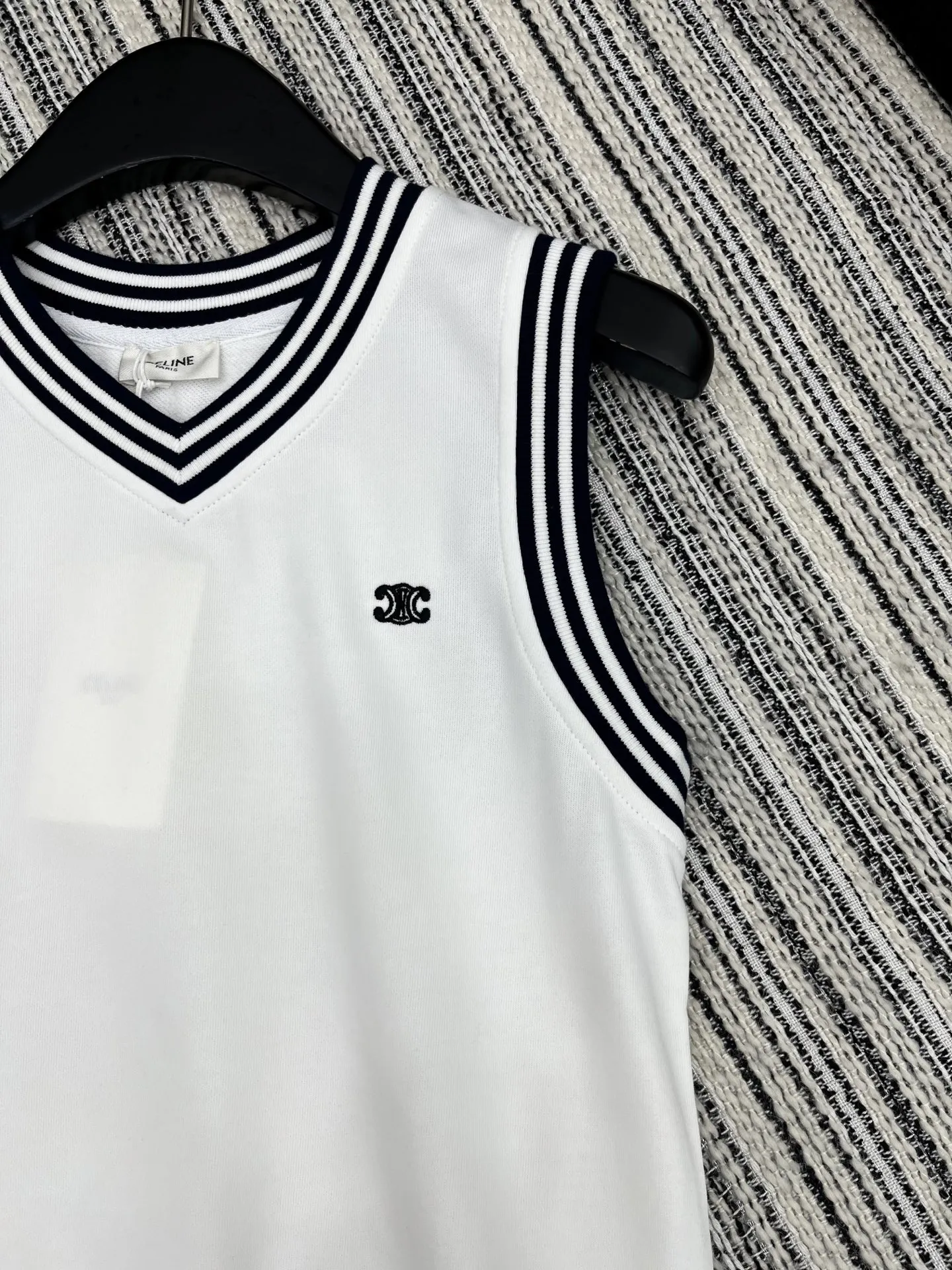 CELINE新作白黒ストライプ編み物ベスト - 画像 (4)