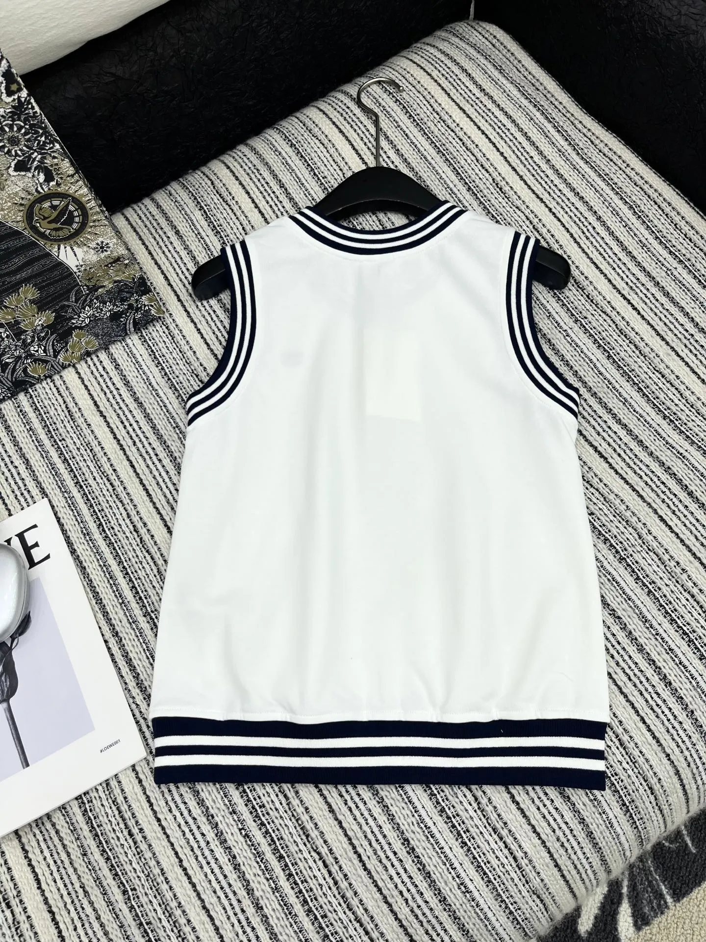 CELINE新作白黒ストライプ編み物ベスト - 画像 (7)