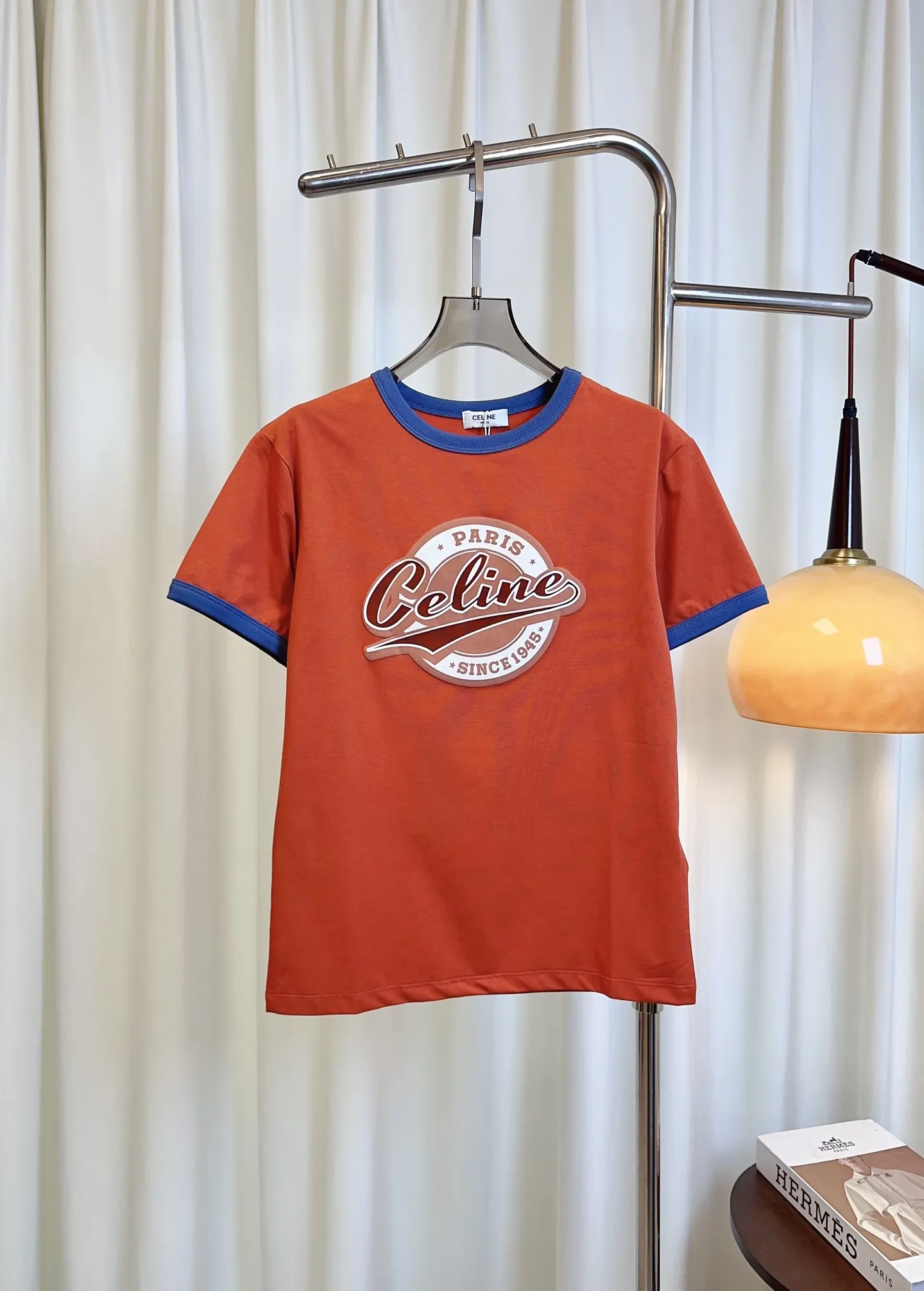 CELINE新作オレンジロゴ半袖Tシャツ