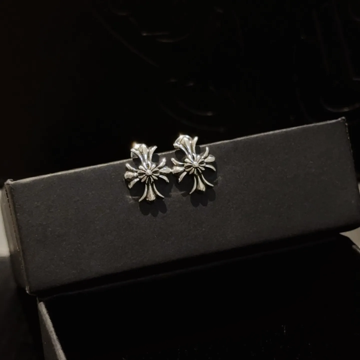 Chrome Hearts シルバー 十字架イヤリング - 画像 (3)