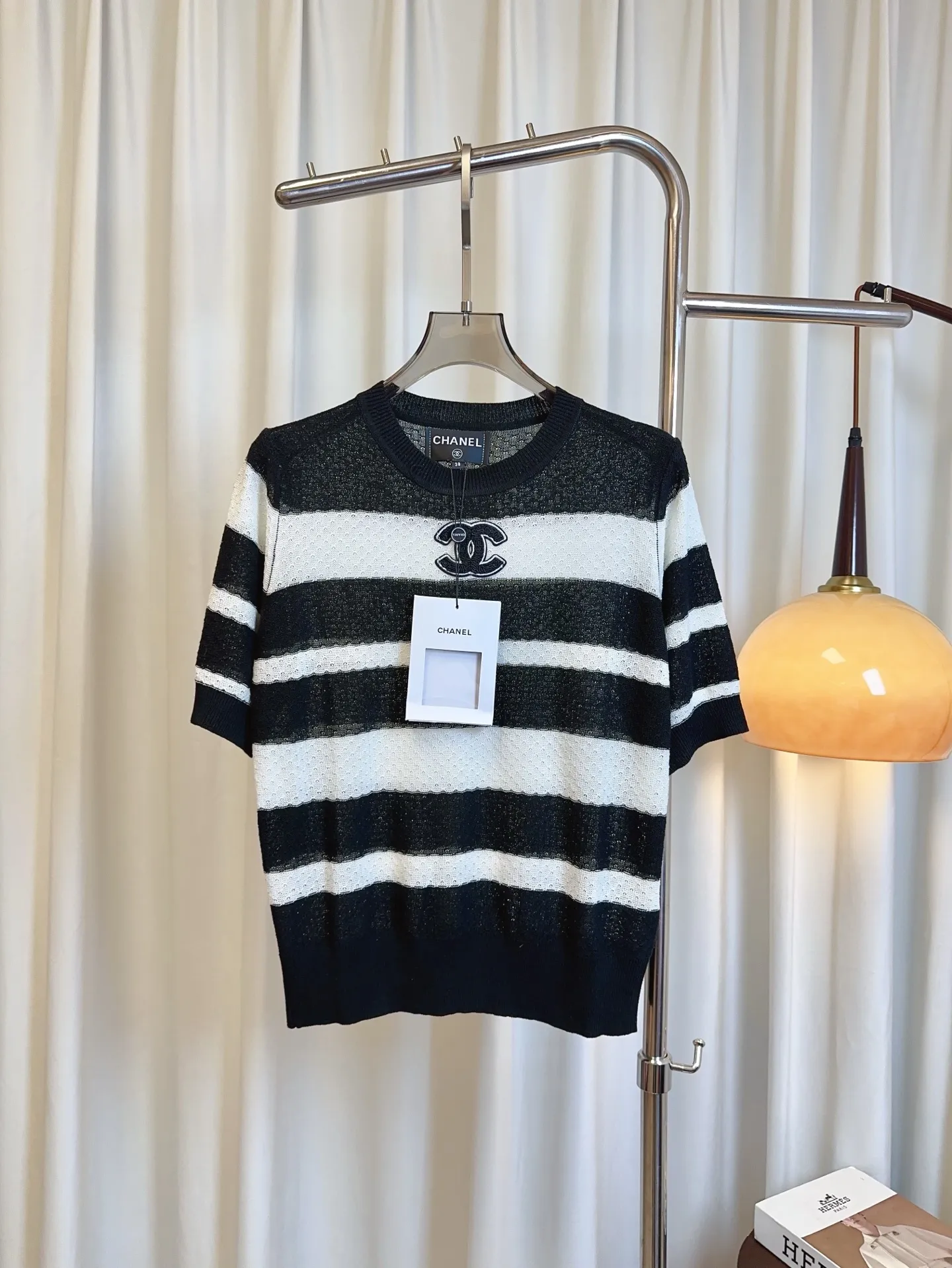 CHANEL新作黒ストライプ半袖Tシャツ